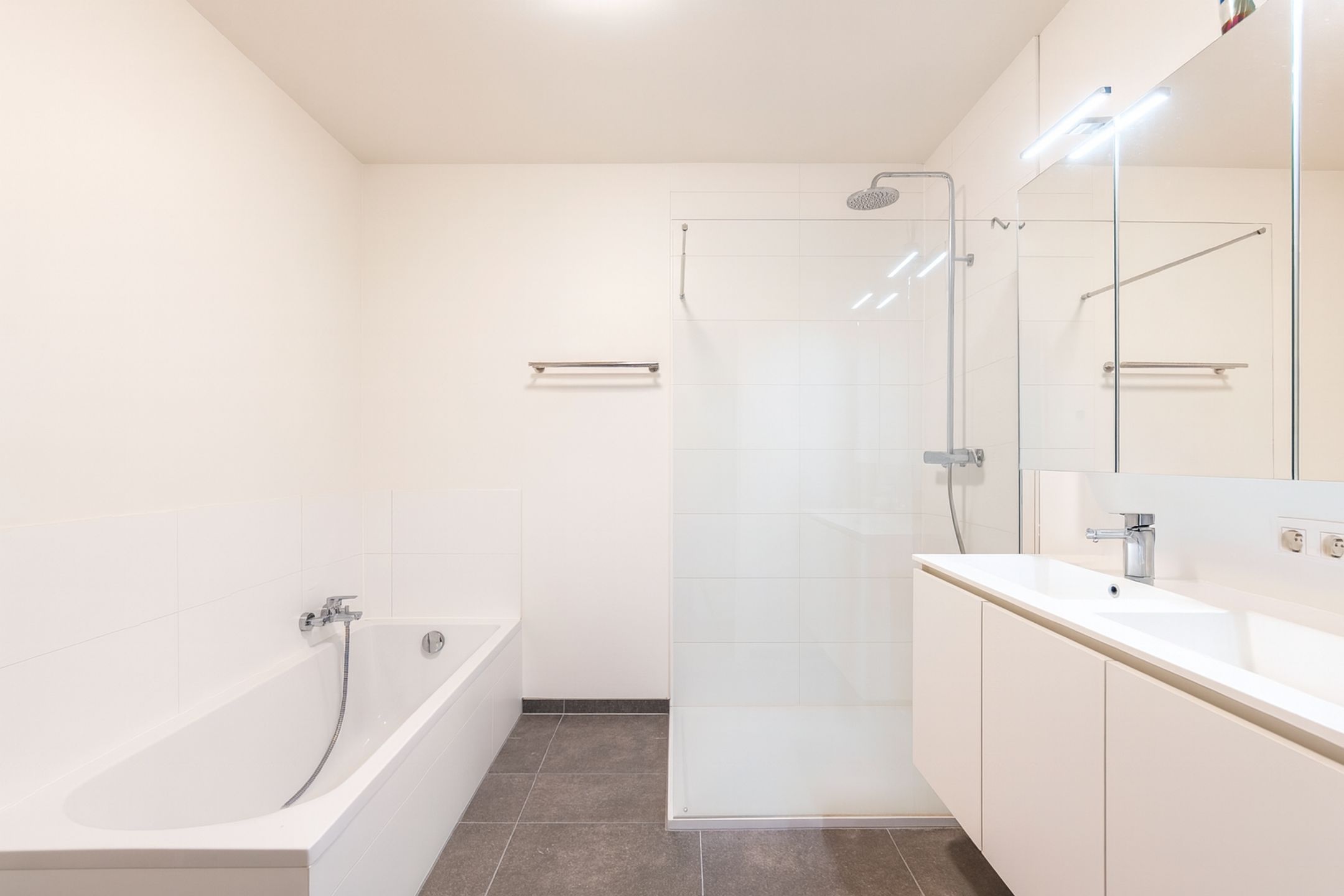 Centraal gelegen, recent appartement van 100m² met 2 slpks foto 8