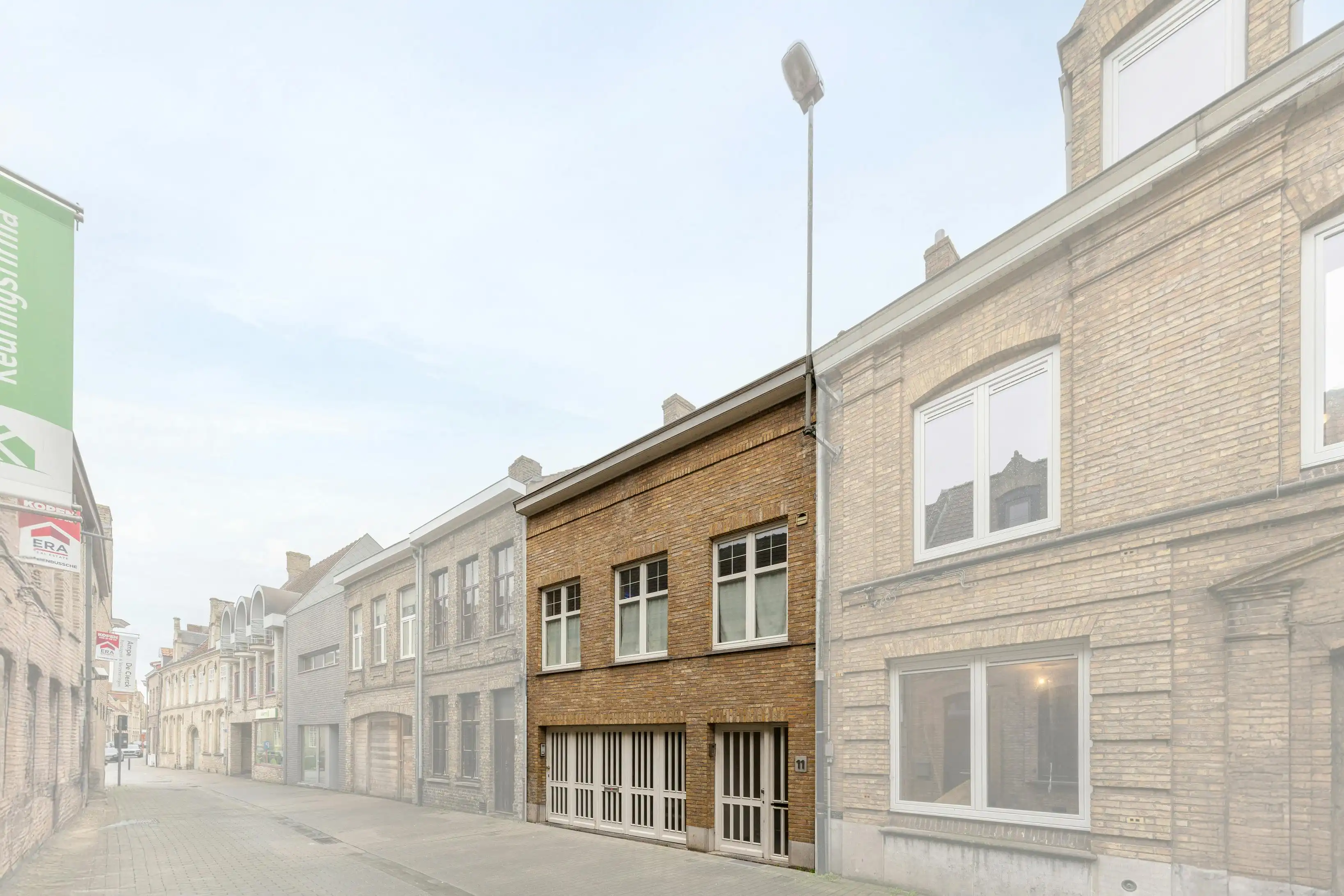 Ruime woning met handelsgelijkvloers en appartement in het centrum van Veurne. foto 9