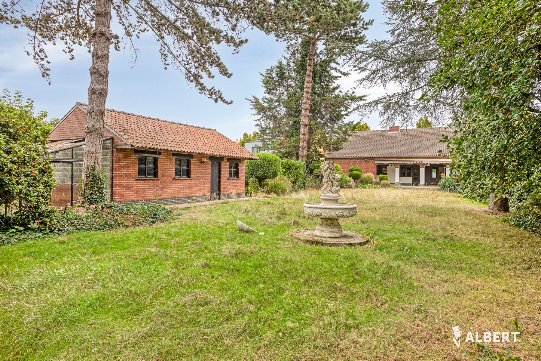 Bungalow met inrichtbare zolder op een ruim perceel foto 15
