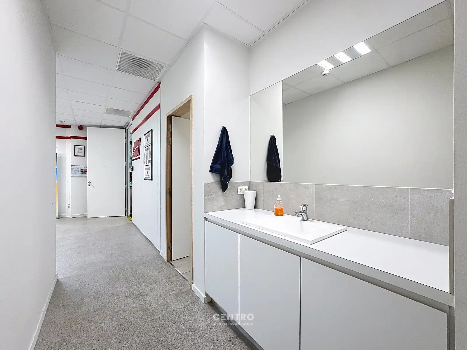 VERNIEUWDE en INSTAPKLARE KANTOORRUIMTEN (259m² en 337m²) op een UITSTEKENDE LOCATIE langs de AUTOSNELWEG te Loppem (Brugge-Zedelgem)! foto 9