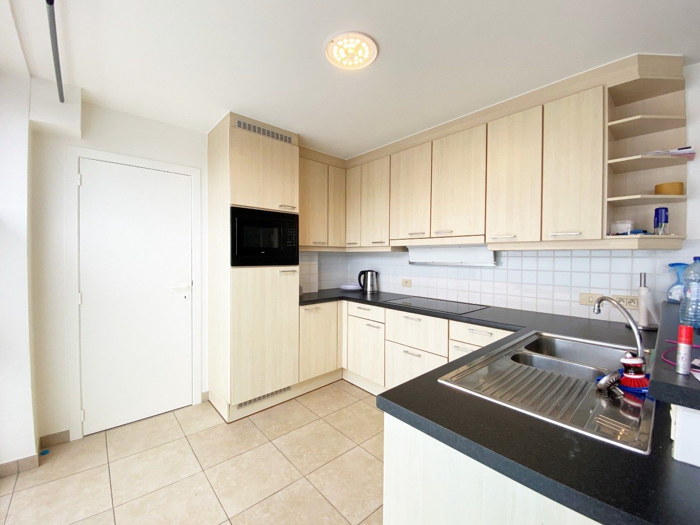 INSTAPKLAAR GELIJKVLOERS APPARTEMENT MET 2 SLAAPKAMERS EN STAANPLAATS!!!! foto 3