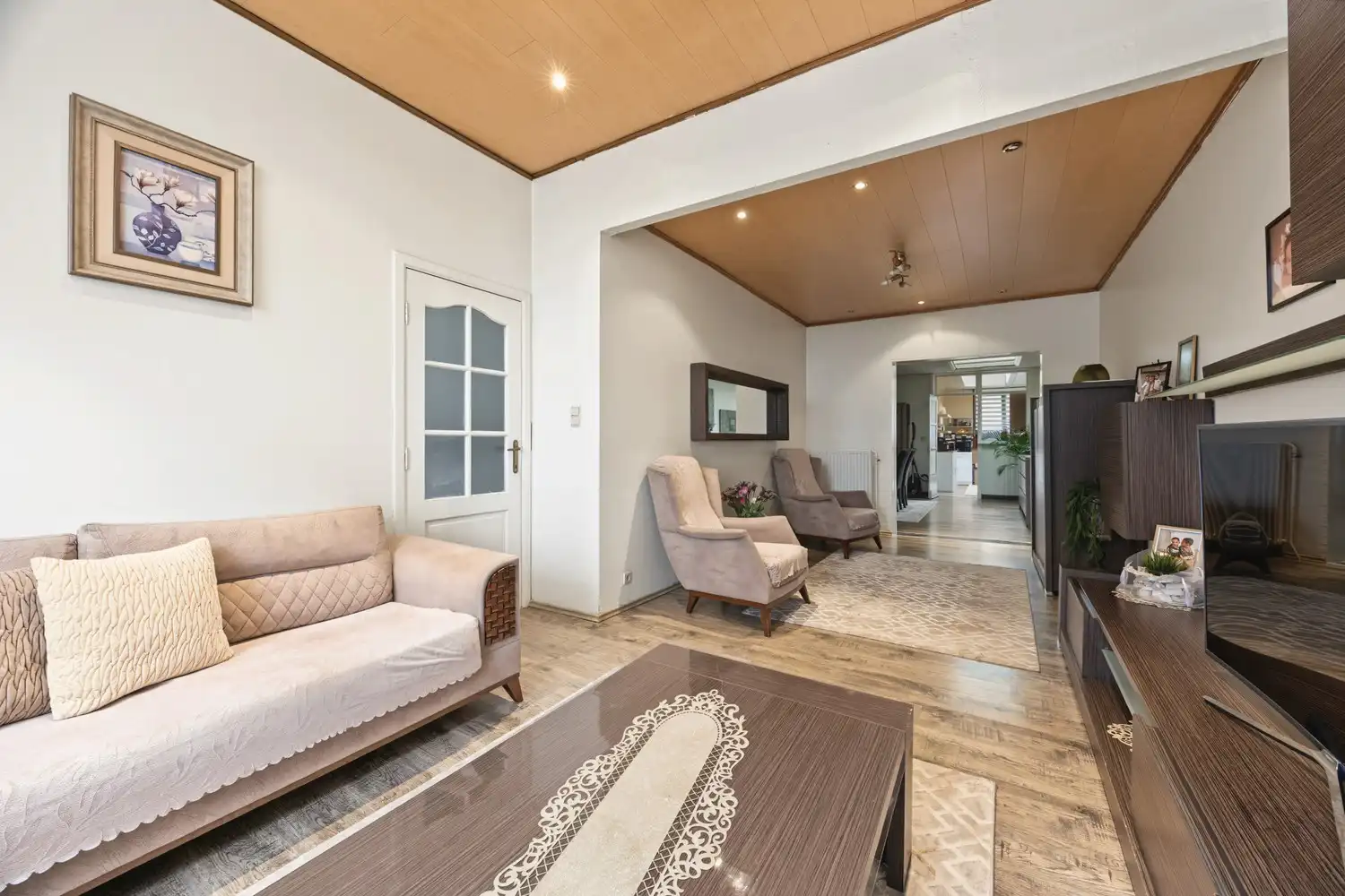 Te renoveren woning met 5 slaapkamers, 2 badkamers en ruime tuin! foto 3