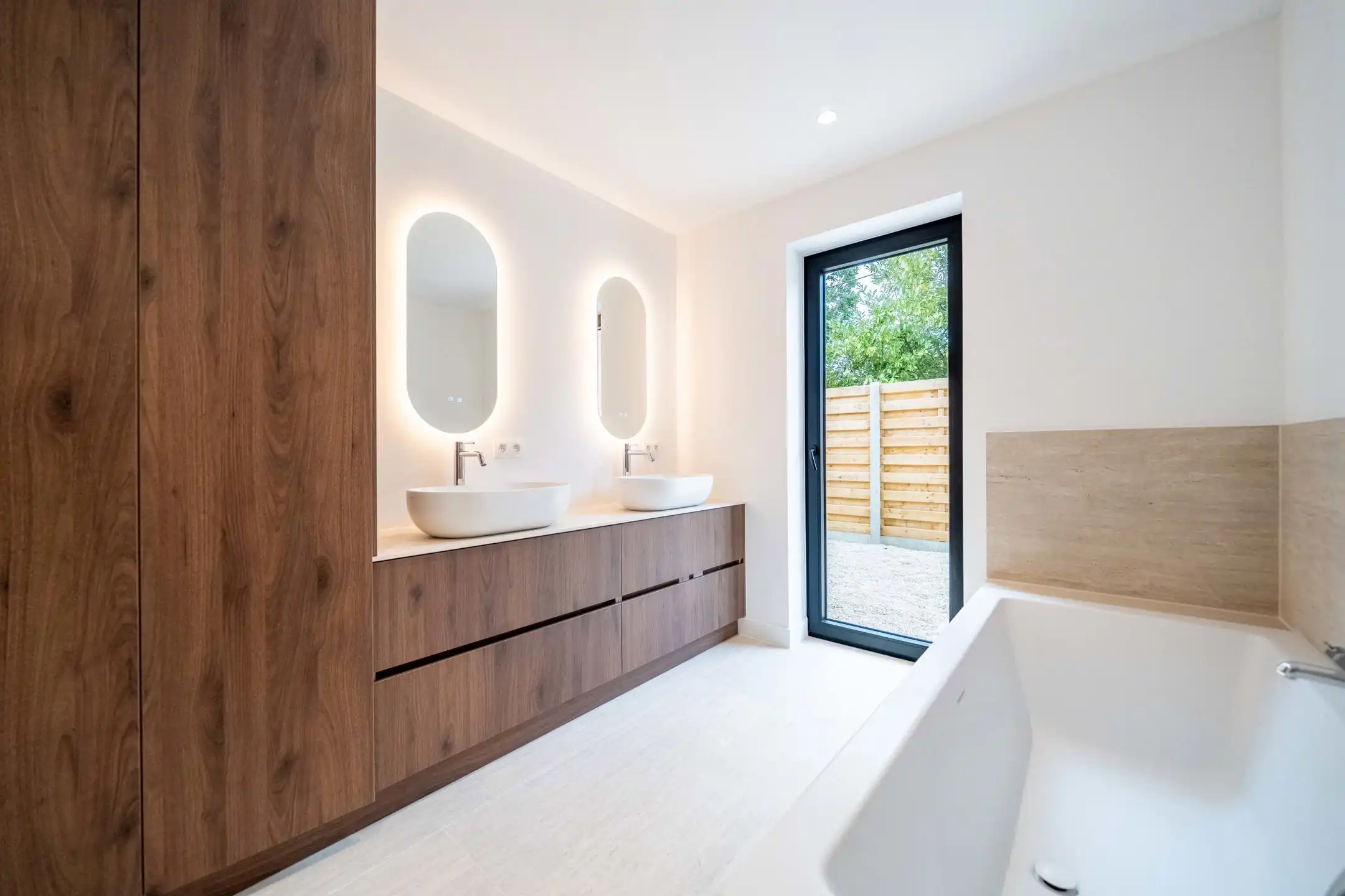 Hoogwaardig afgewerkte vernieuwbouwwoning in rustig straatje foto 11
