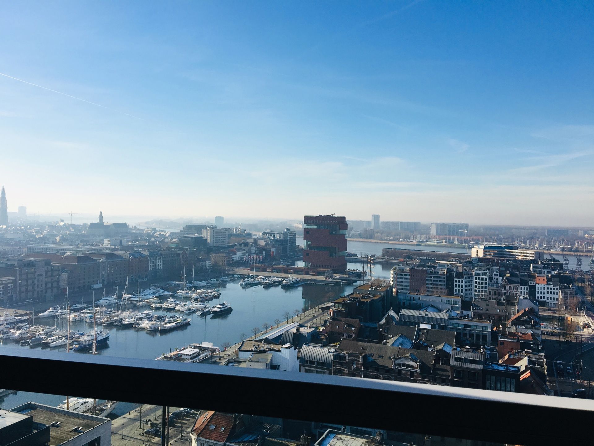 panoramisch wonen in 'London Tower' met zicht over Eilandje foto 15