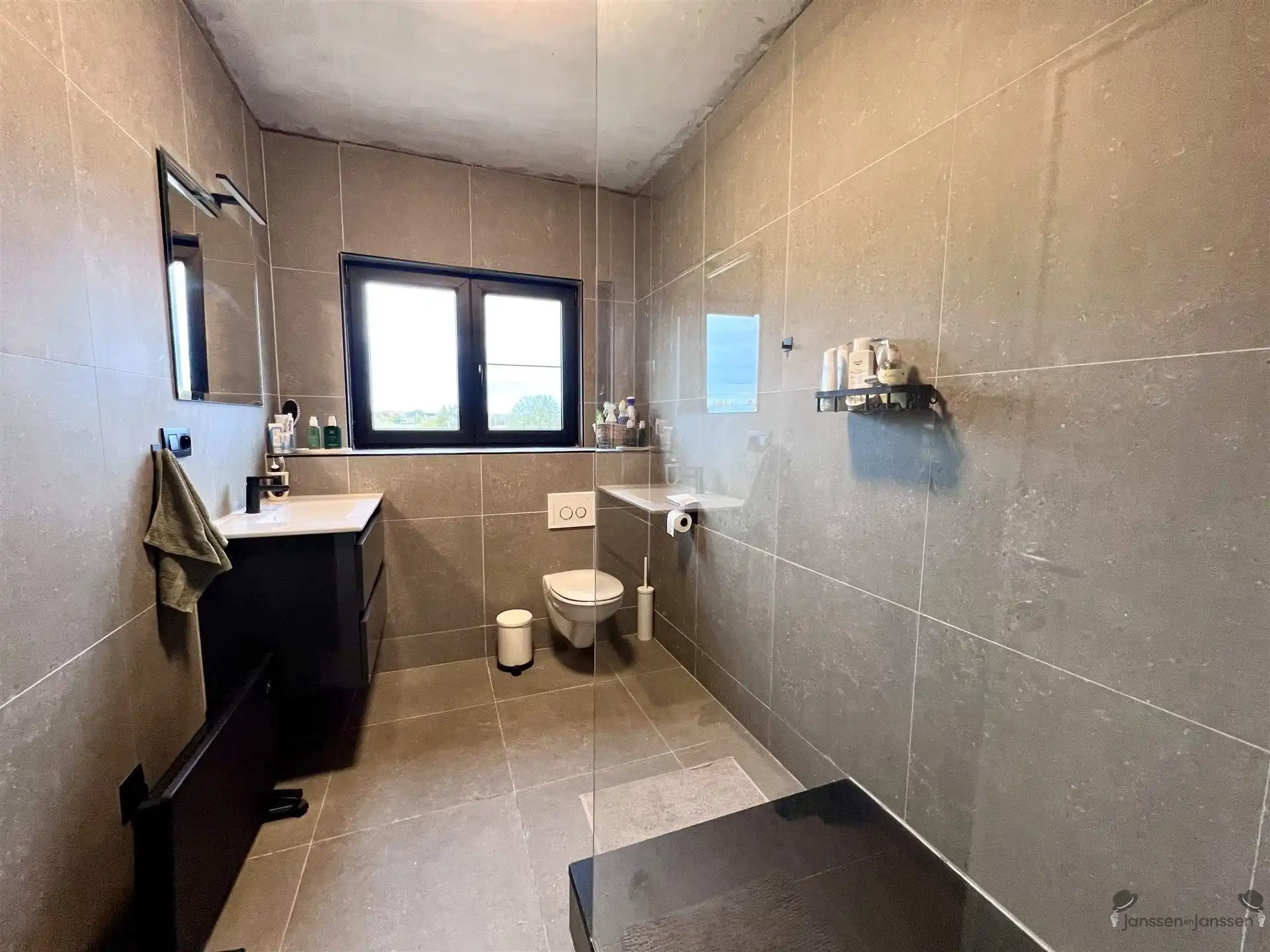 Rijwoning met 4 slaapkamers & tuin foto 9