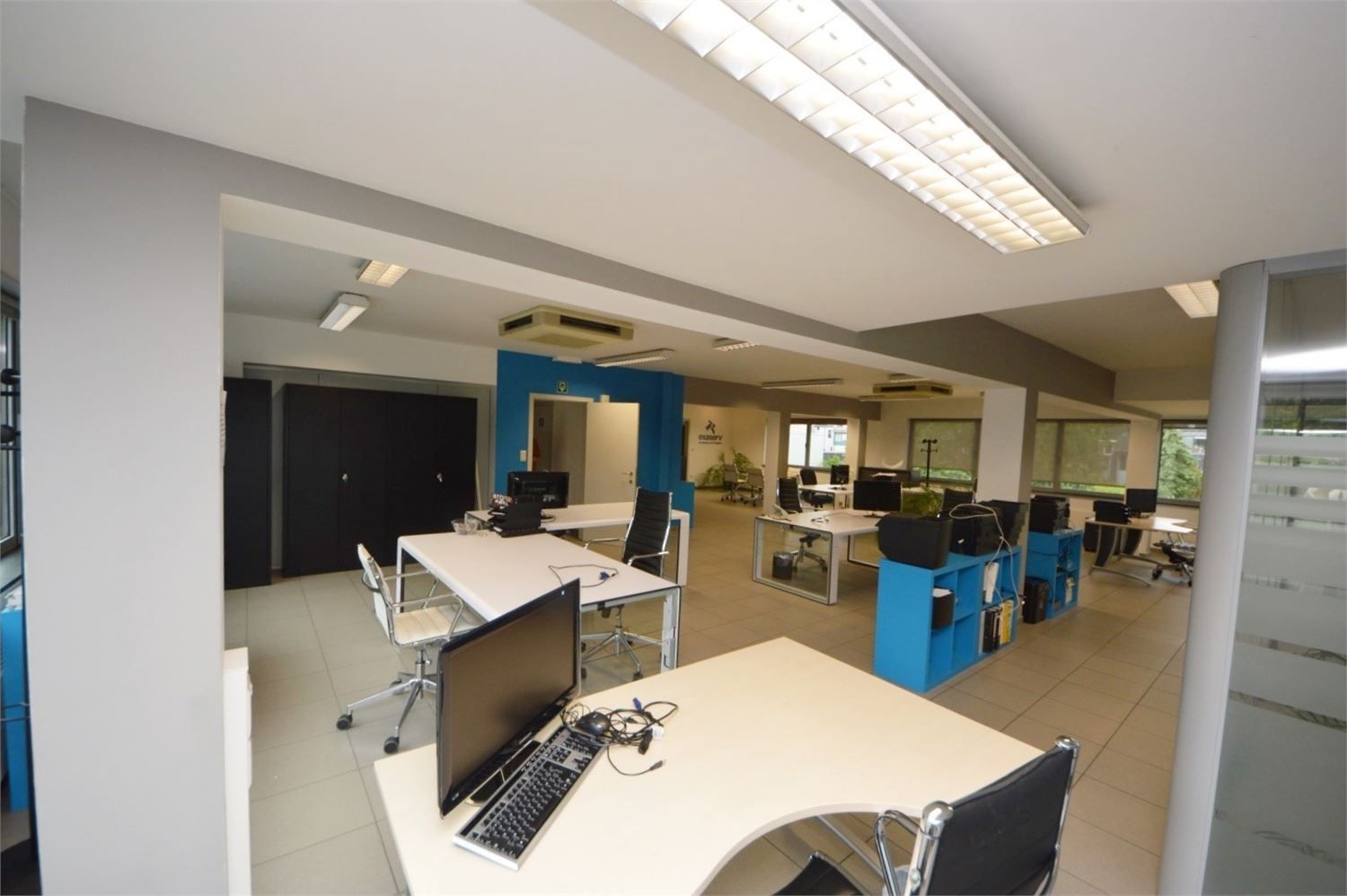 INSTAPKLAAR KANTOOR MET 6 PRIVE PARKEERPLAATSEN NABIJ E40 KAREELSTRAAT foto 15