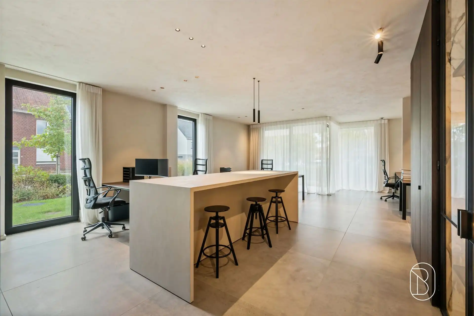 Luxueus afgewerkte kantoorruimte foto 13