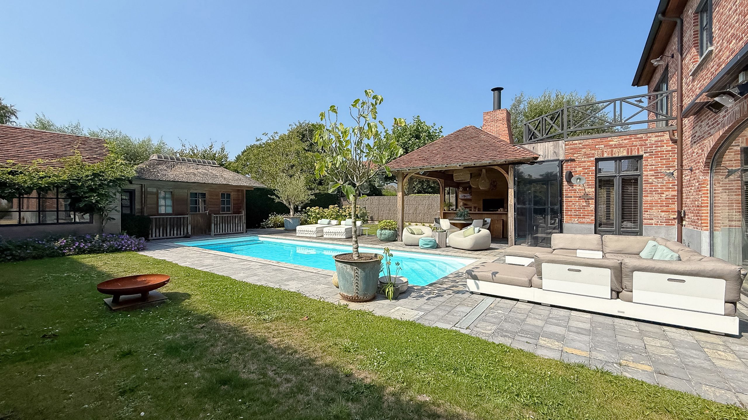 Exclusieve villa met zwembad, gelegen in een groene omgeving foto 33
