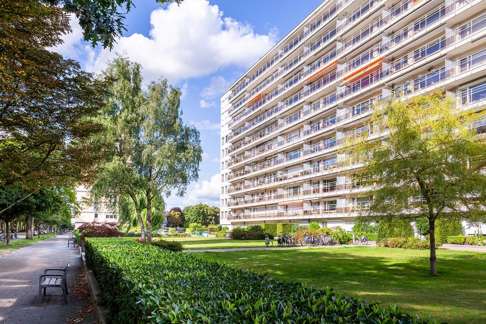 Gerenoveerd appartement met 2 terrassen foto 26