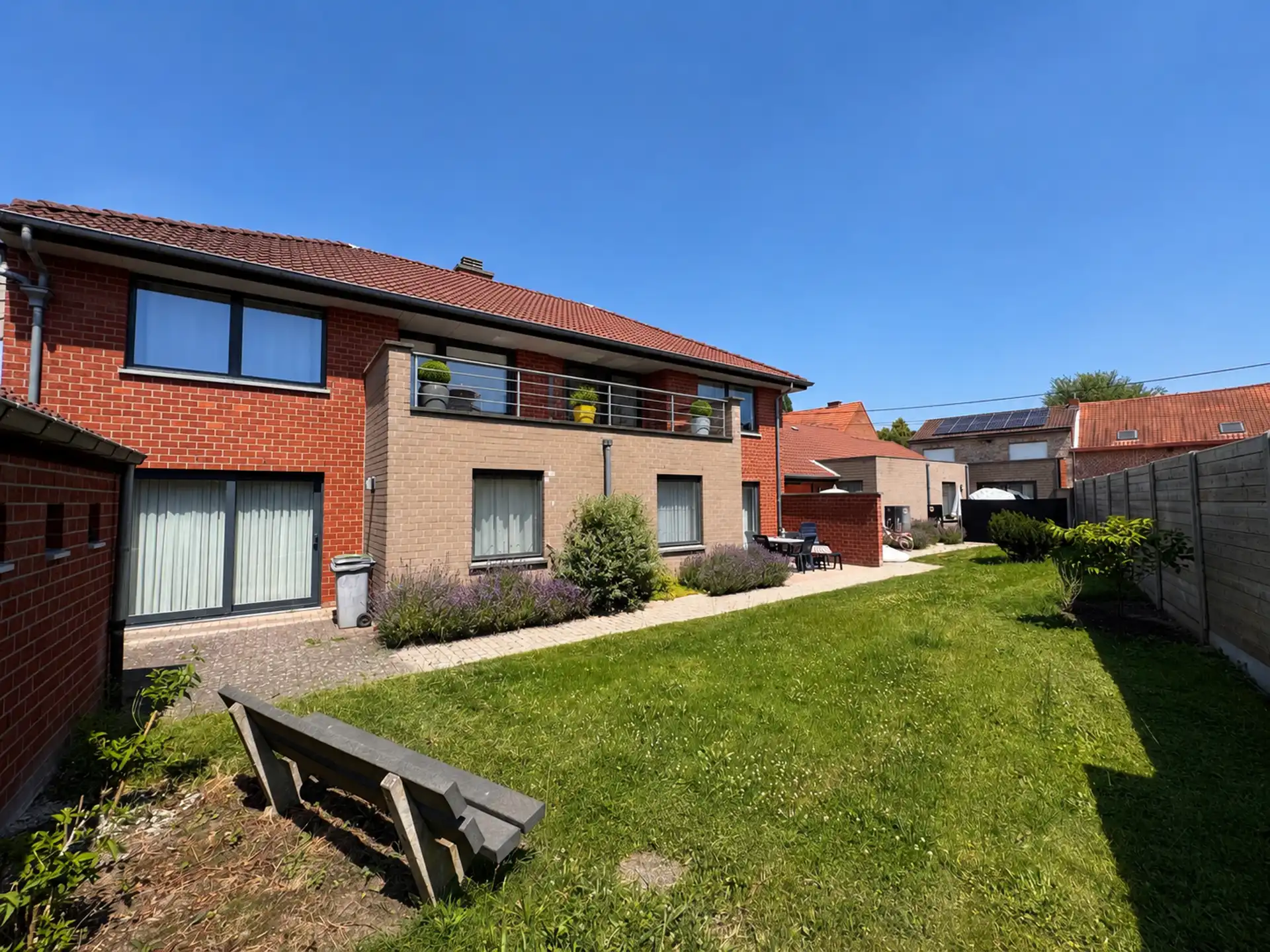 Ruim appartement met drie kamers en terras foto {{pictureIndex}}