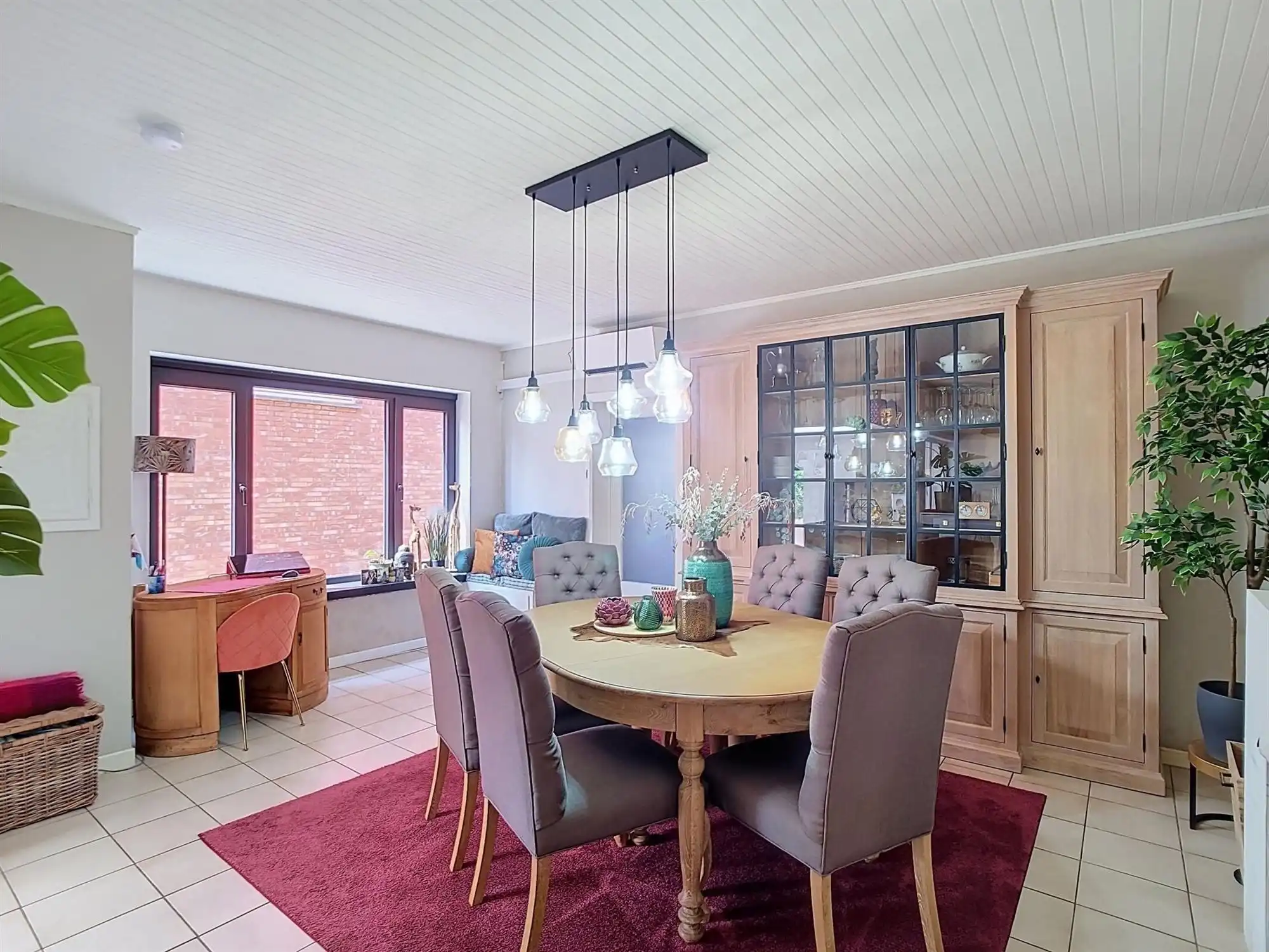 Ruime gerenoveerde gezinswoning met 4 slaapkamers foto 2