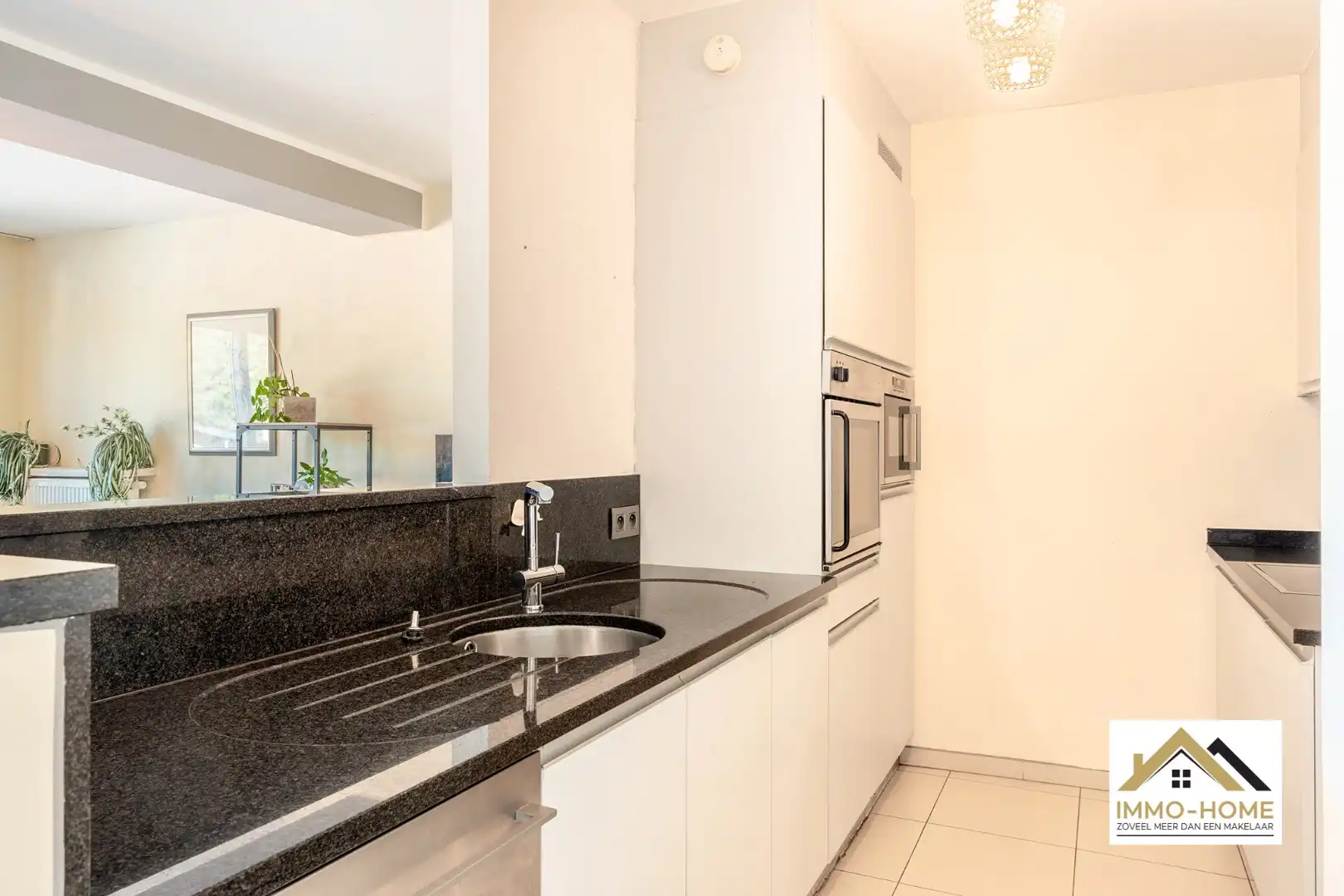 Instapklaar ruim appartement met autostaanplaats foto 7