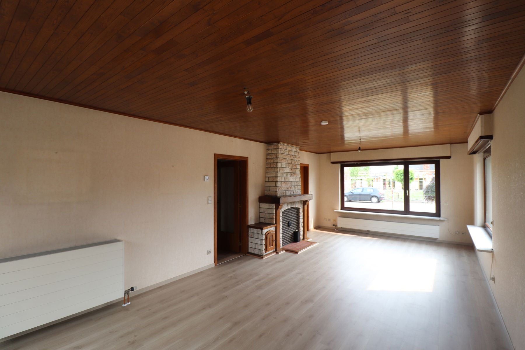 Laagbouwwoning met 2 slaapkamers, garage, terras en tuin. foto 4