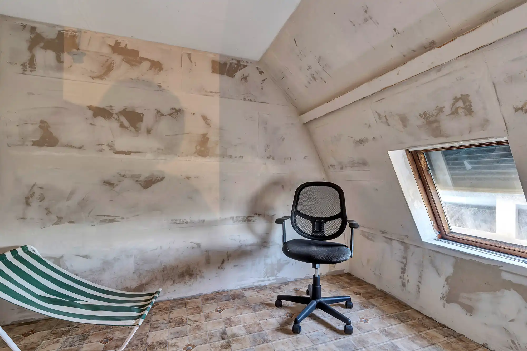 Te renoveren halfopen woning met ruime garage en grote tuin foto 12