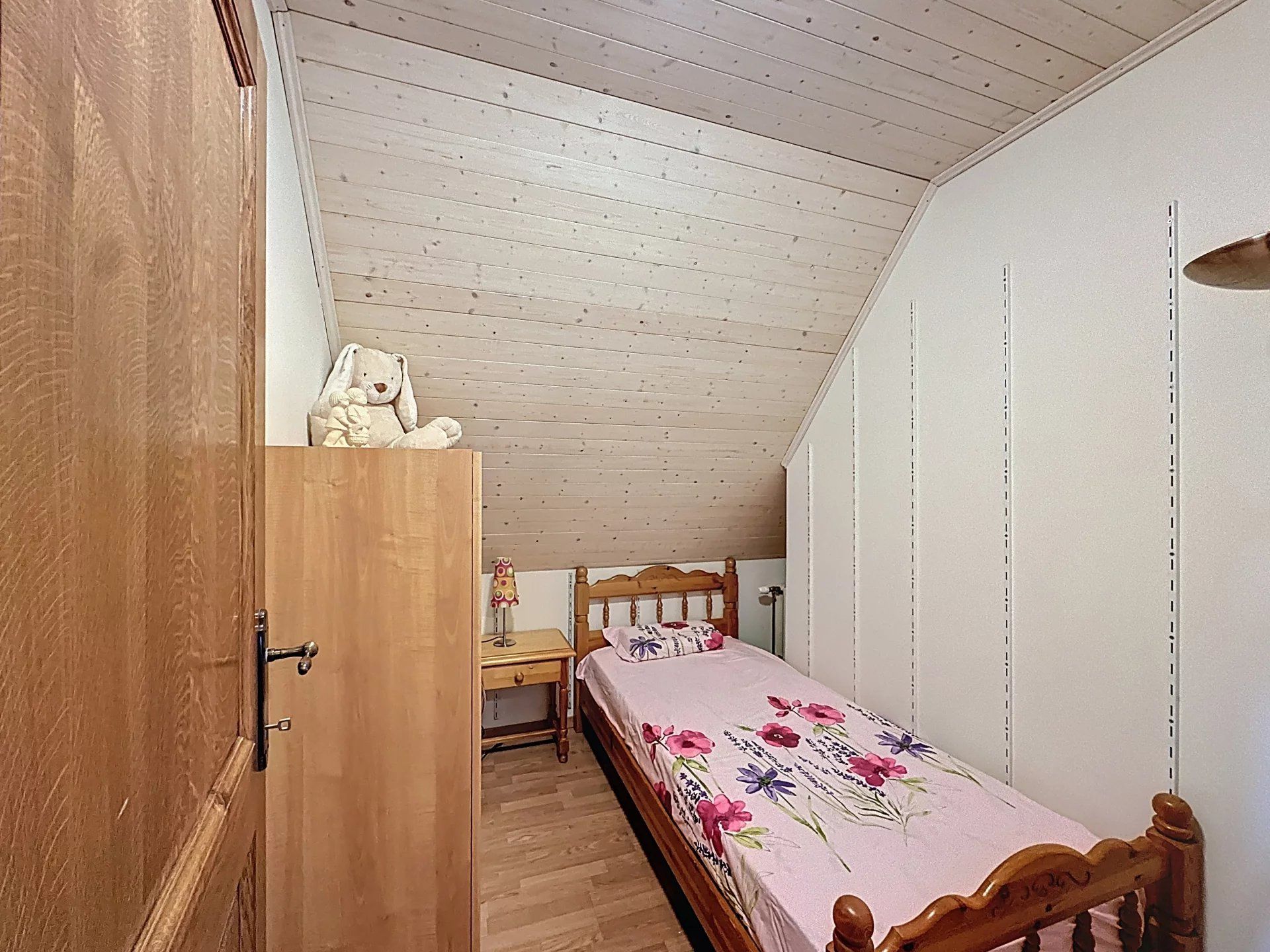 Zeer verzorgde landelijke woning op prachtig perceel met 3 slaapkamers en 2 badkamers. foto 26