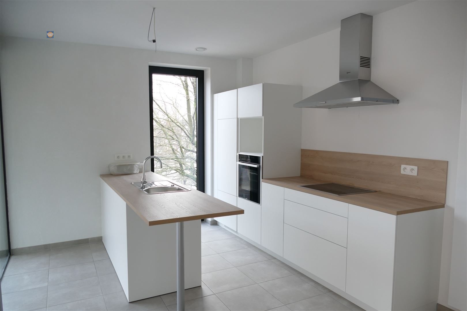 Lichtrijk appartement met terras en autostaanplaats op centrale ligging foto 7