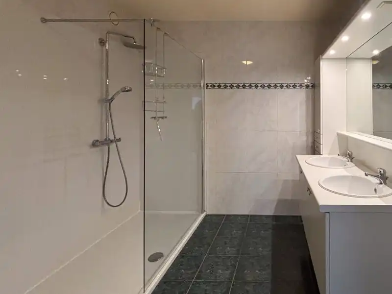 Instapklaar appartement met 2 slaapkamers en staanplaats nabij centrum Beveren foto 11