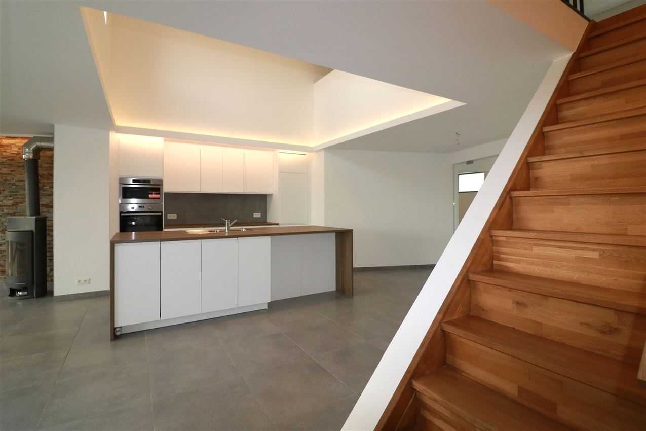 Architecturaal plaatje met 4 slpk., garage en riant terras foto 20
