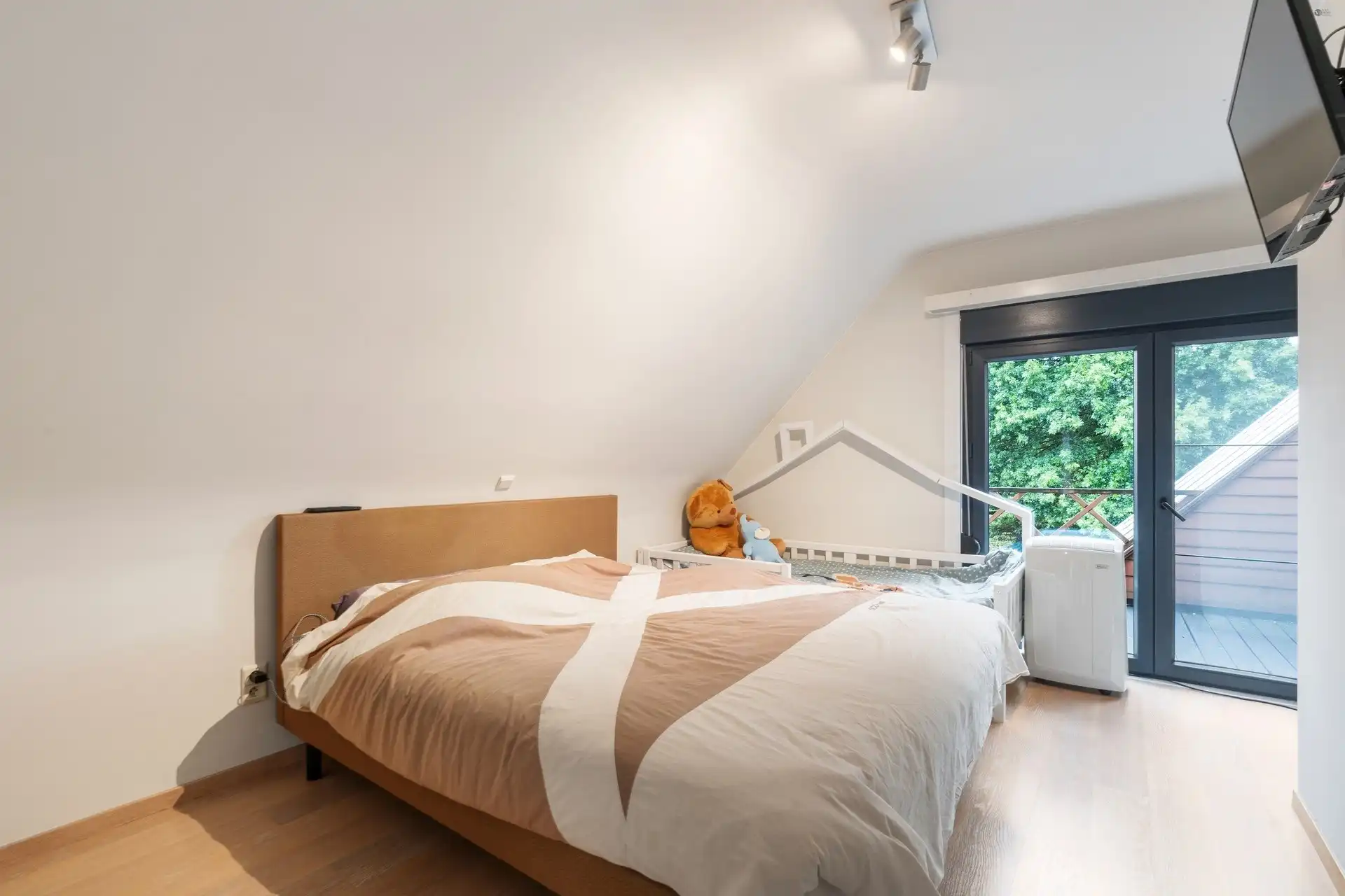 Instapklare woning met praktijk ruimte, 3 à 4 slaapkamers, 2 badkamers en veel parkeermogelijkheden foto 13