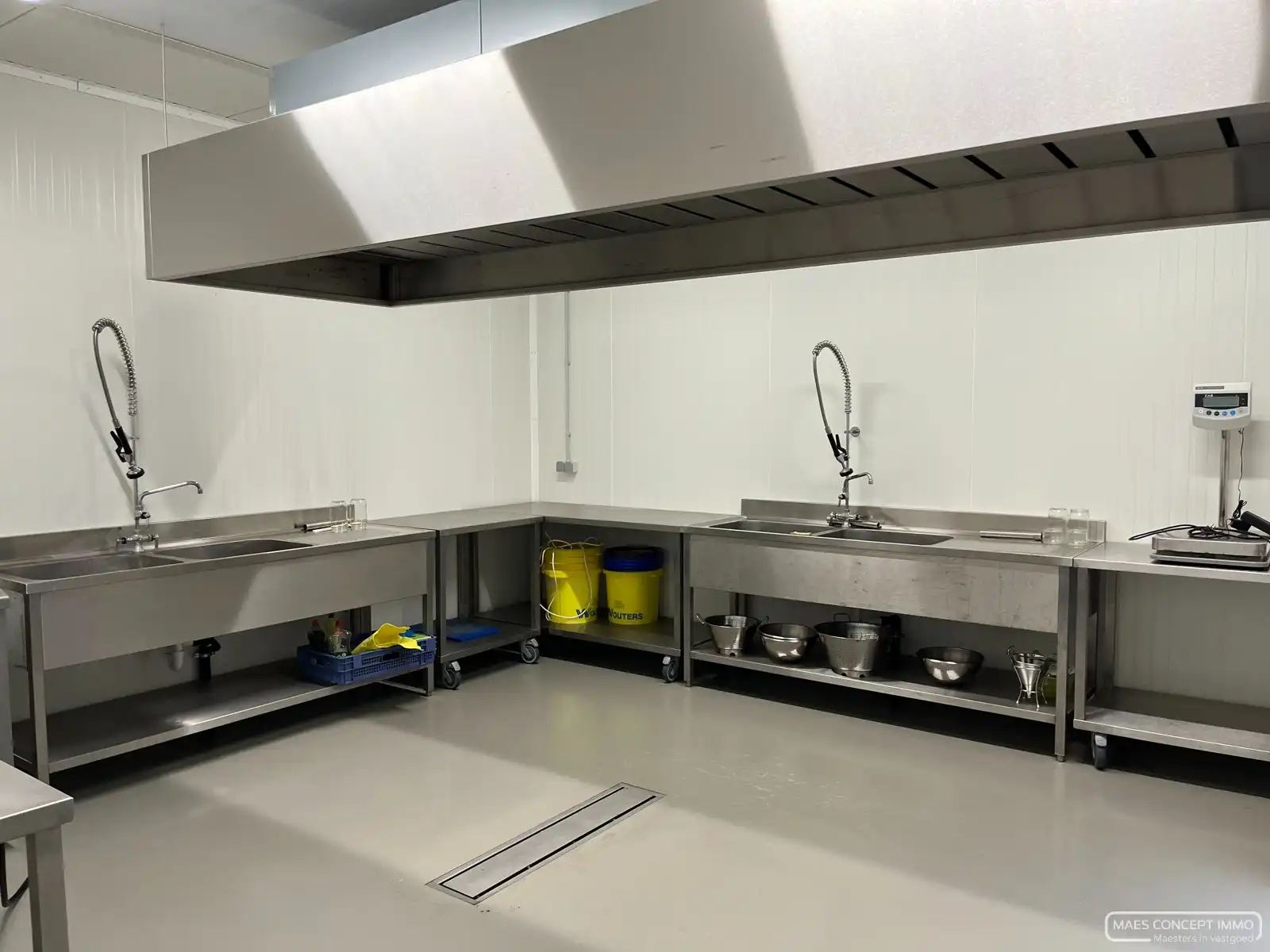 Ingericht magazijn te huur voor bereiding van voedsel in Wielsbeke foto 3