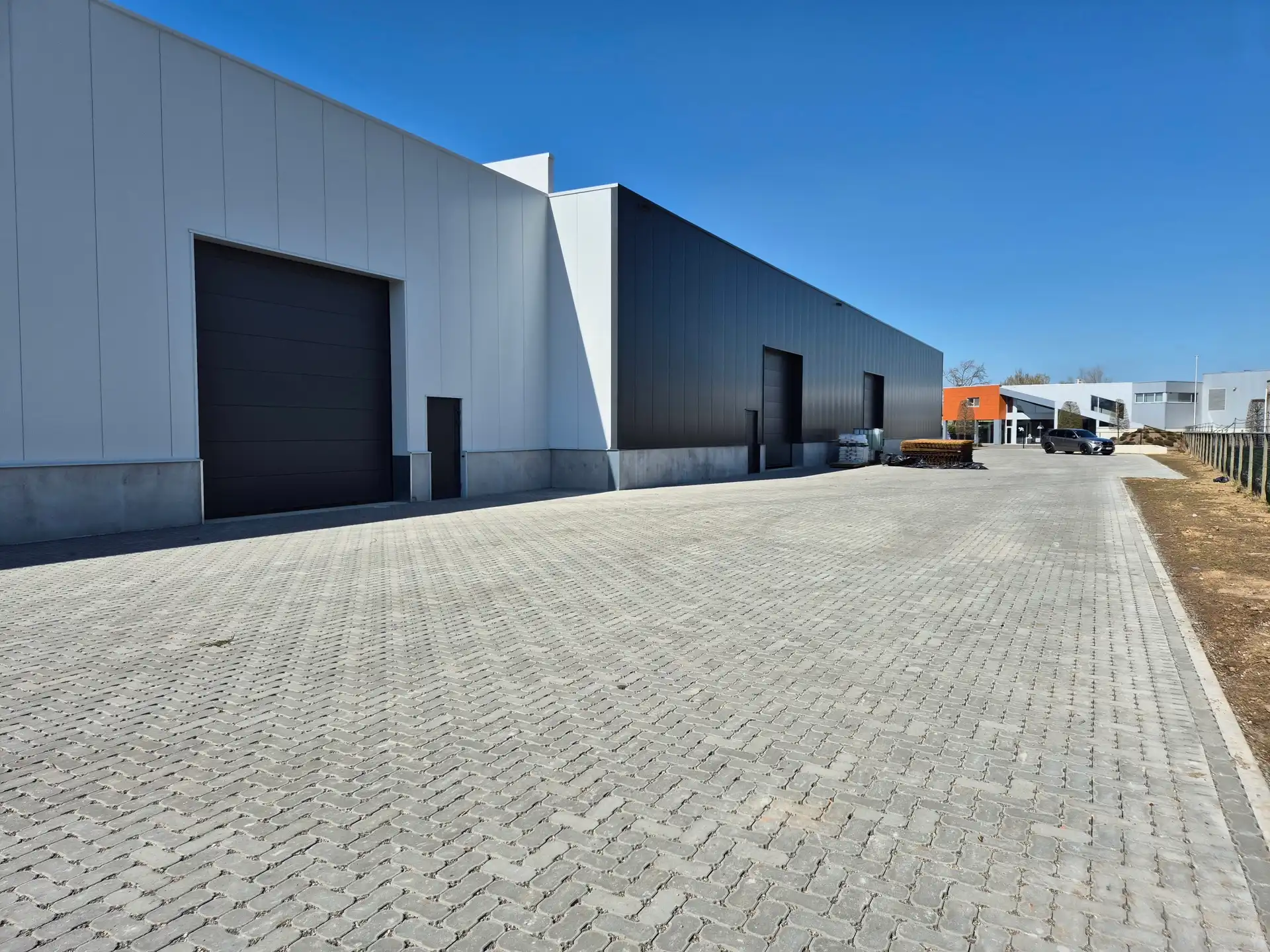 TE KOOP: KMO-unit 2 (opp. 375m²) op 'Jagersborg' in Maaseik foto 2
