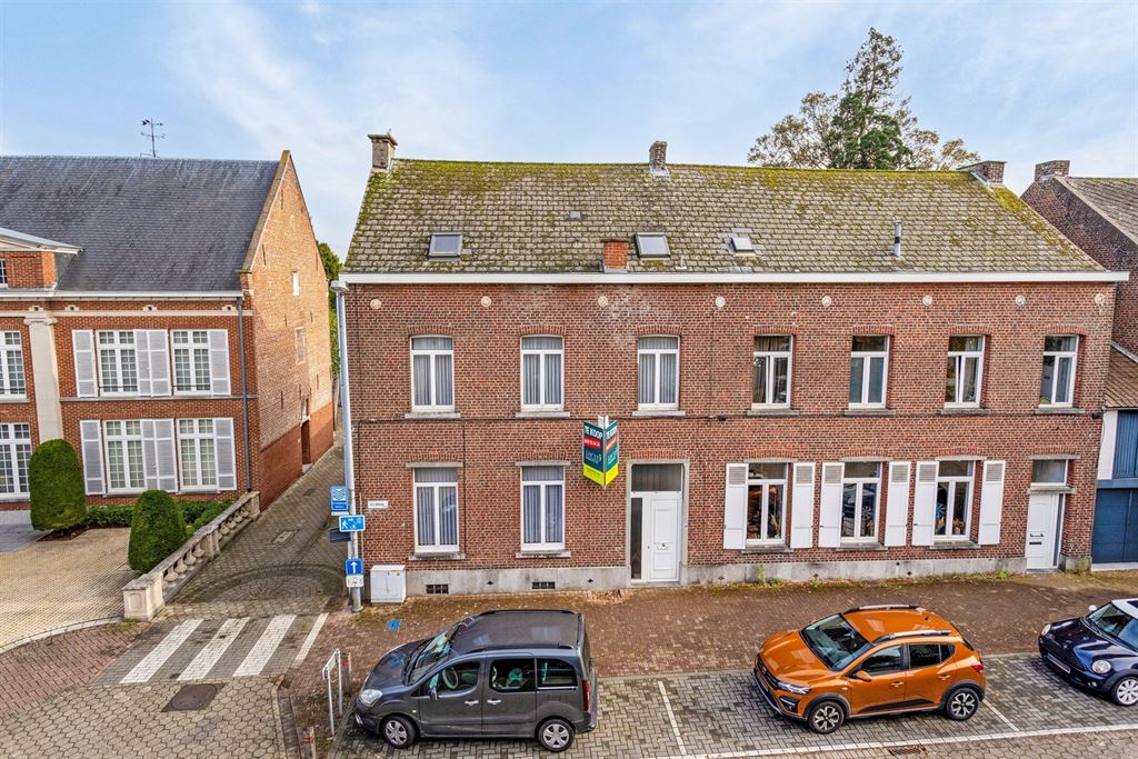 Hoofdfoto van de publicatie: Statig herenhuis onder de kerktoren