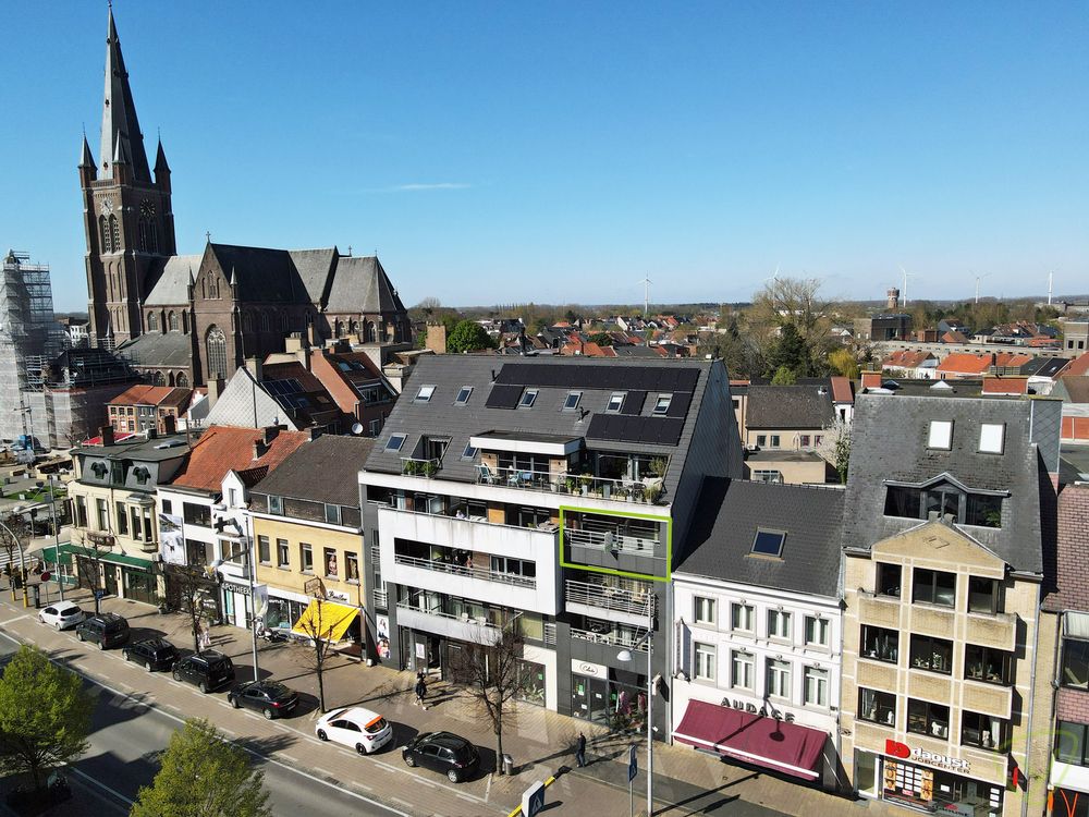 Zonnig en instapklaar appartement gelegen op enkele passen van de Markt! foto {{pictureIndex}}