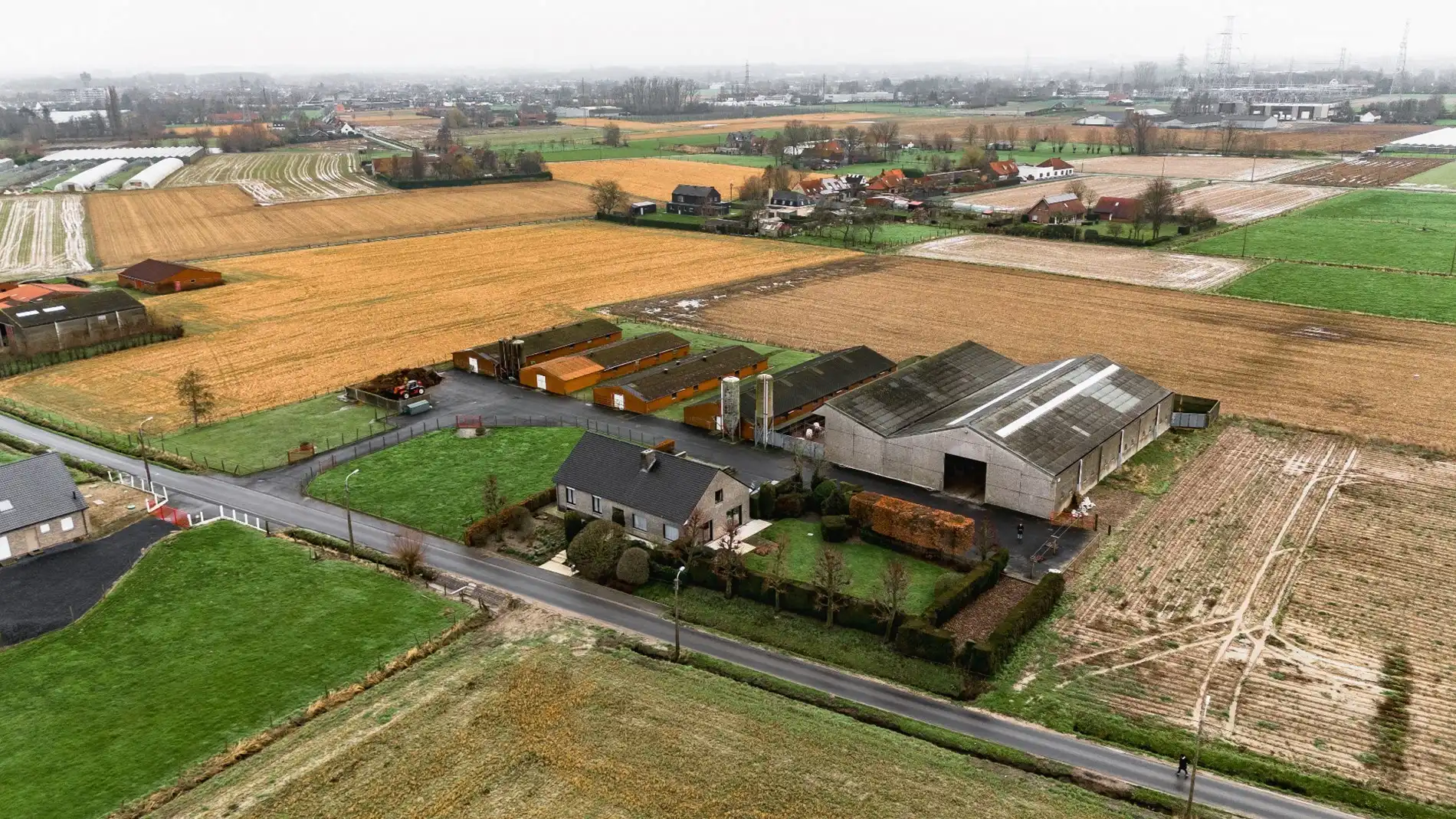 Woning op een perceel van 1394 m² en een terrein met groente- en veeteeltgebouwen op 7425 m² foto {{pictureIndex}}