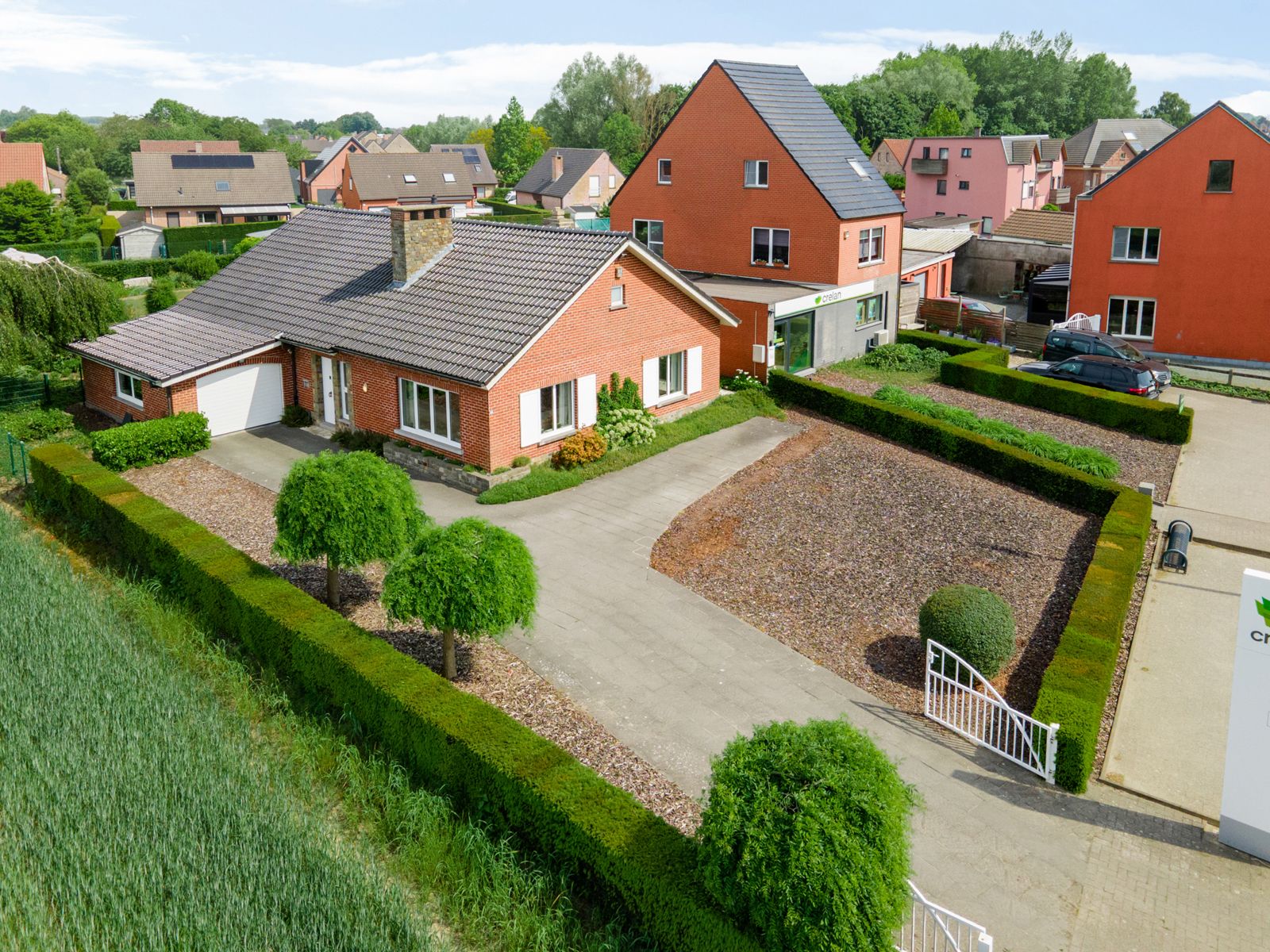Hoofdfoto van de publicatie: Instapklare villa/bungalow met aansluitend kantoorruimte/handelsgelijkvloers op ruim perceel!