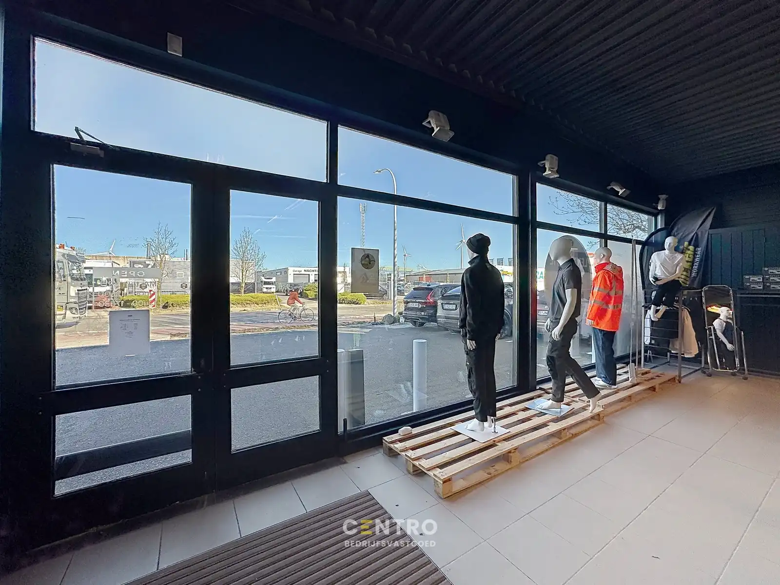 Instapklaar HANDELSPAND met OPSLAGRUIMTE (sectionaalpoort) en private parkeergelegenheid voor de deur op ZICHTLOCATIE "Blauwe Toren" te Brugge. foto 2