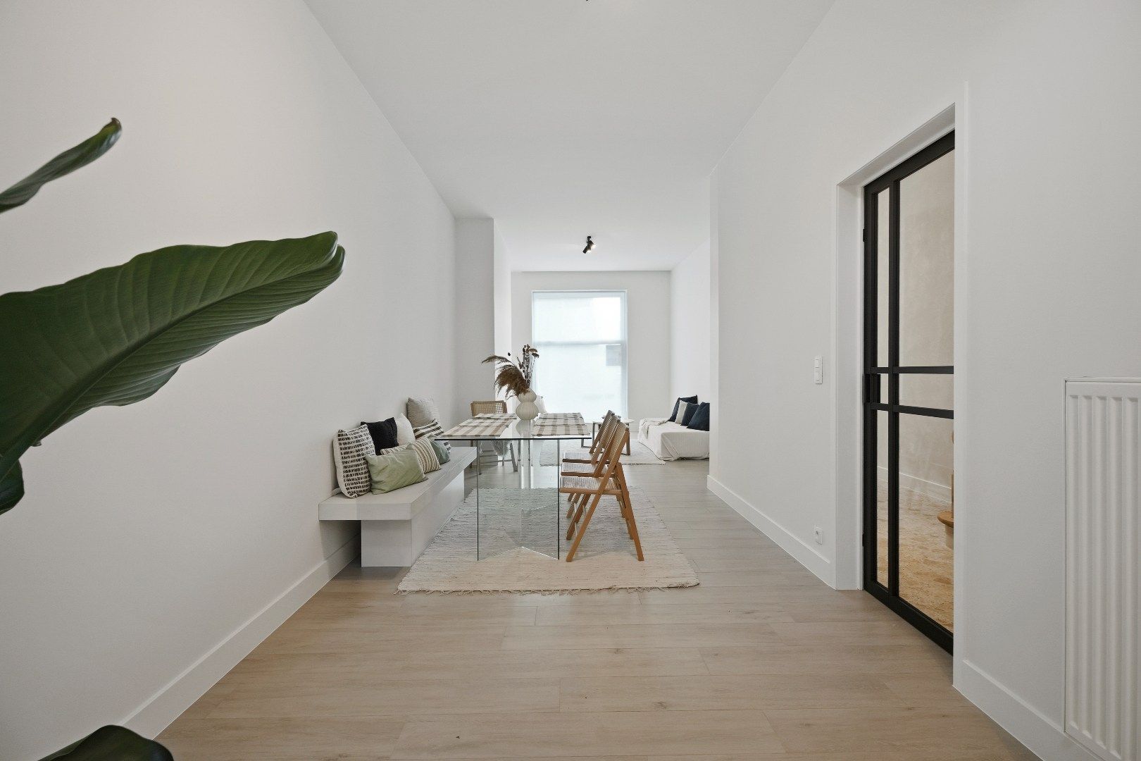 Grote woning, voorzien van vier kamers, twee badkamers, een uitweg,... foto 8