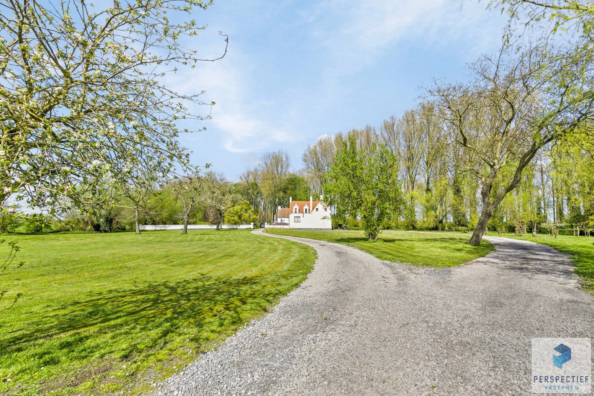 Karaktervolle, op te knappen landhuis aan Schipdonkkanaal in Damme foto 8