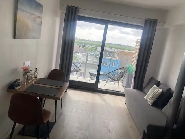 Stijlvolle Studio Te Huur op 3e Verdieping aan de Henri-Jaspaarlaan in Westende foto 4