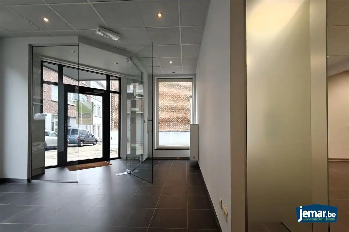 Op te frissen handelspand op top locatie in het centrum van Borgloon foto 4