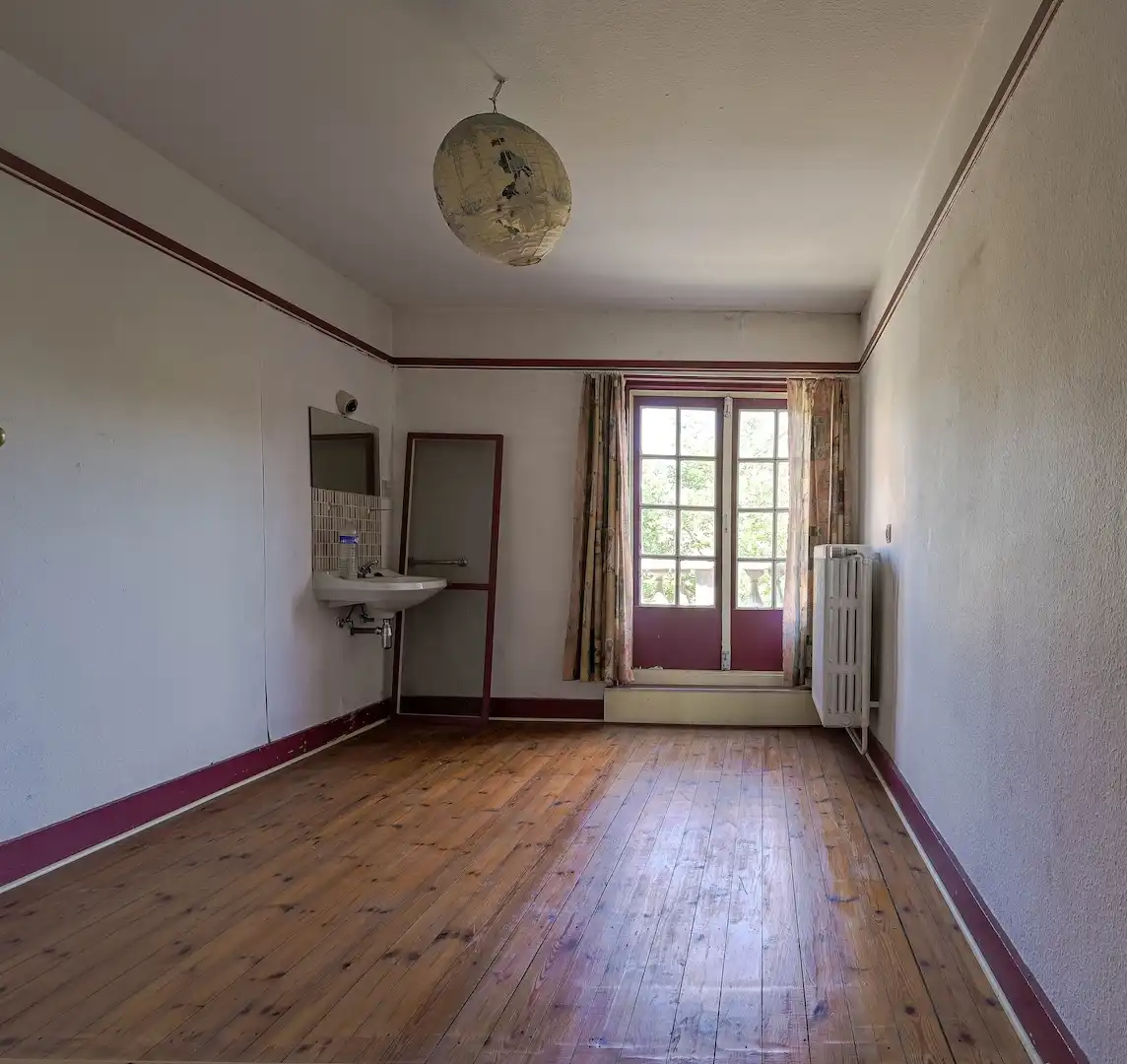 architecturale parel met zonnige stadstuin nabij de Ezelpoort foto 28