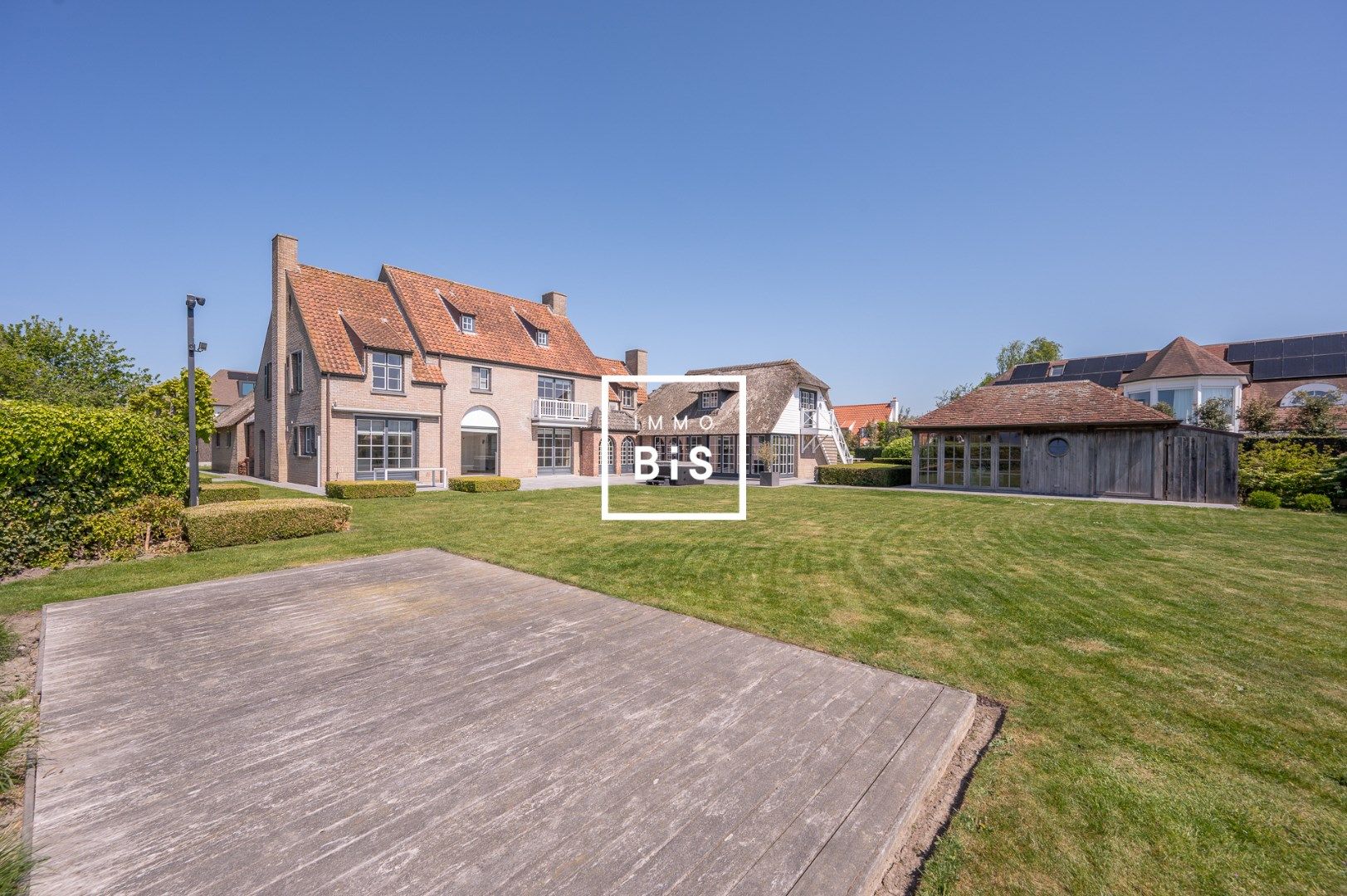 Rustig gelegen villa met binnenzwembad in een exclusieve residentiële buurt op een dubbel perceel. foto {{pictureIndex}}