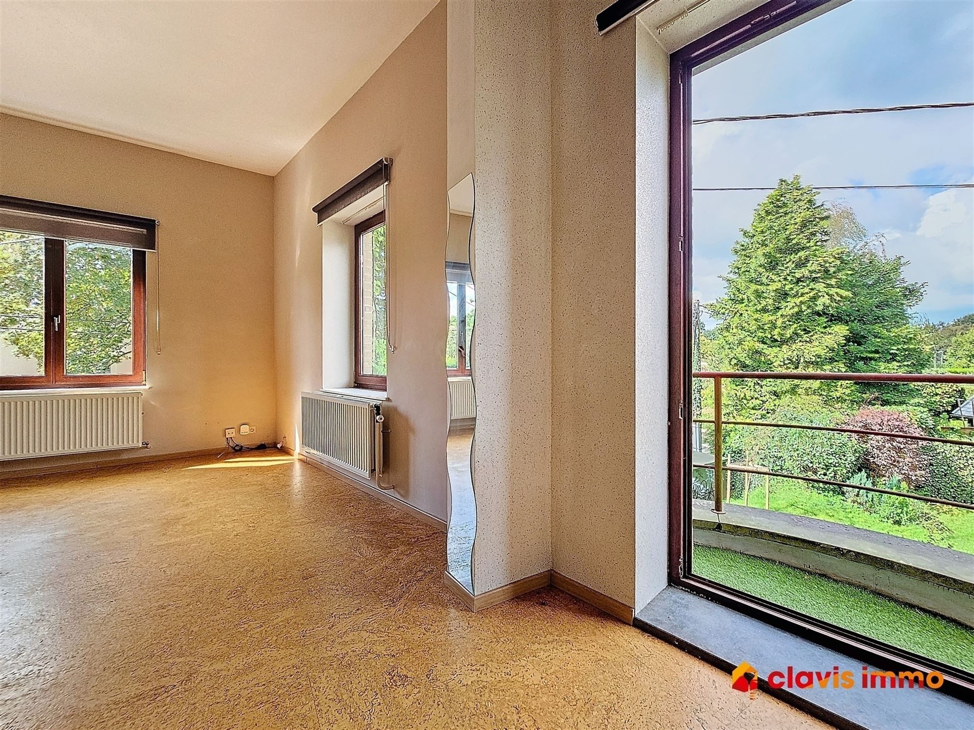 Appartementsgebouw met twee eenheden en huisje foto 9
