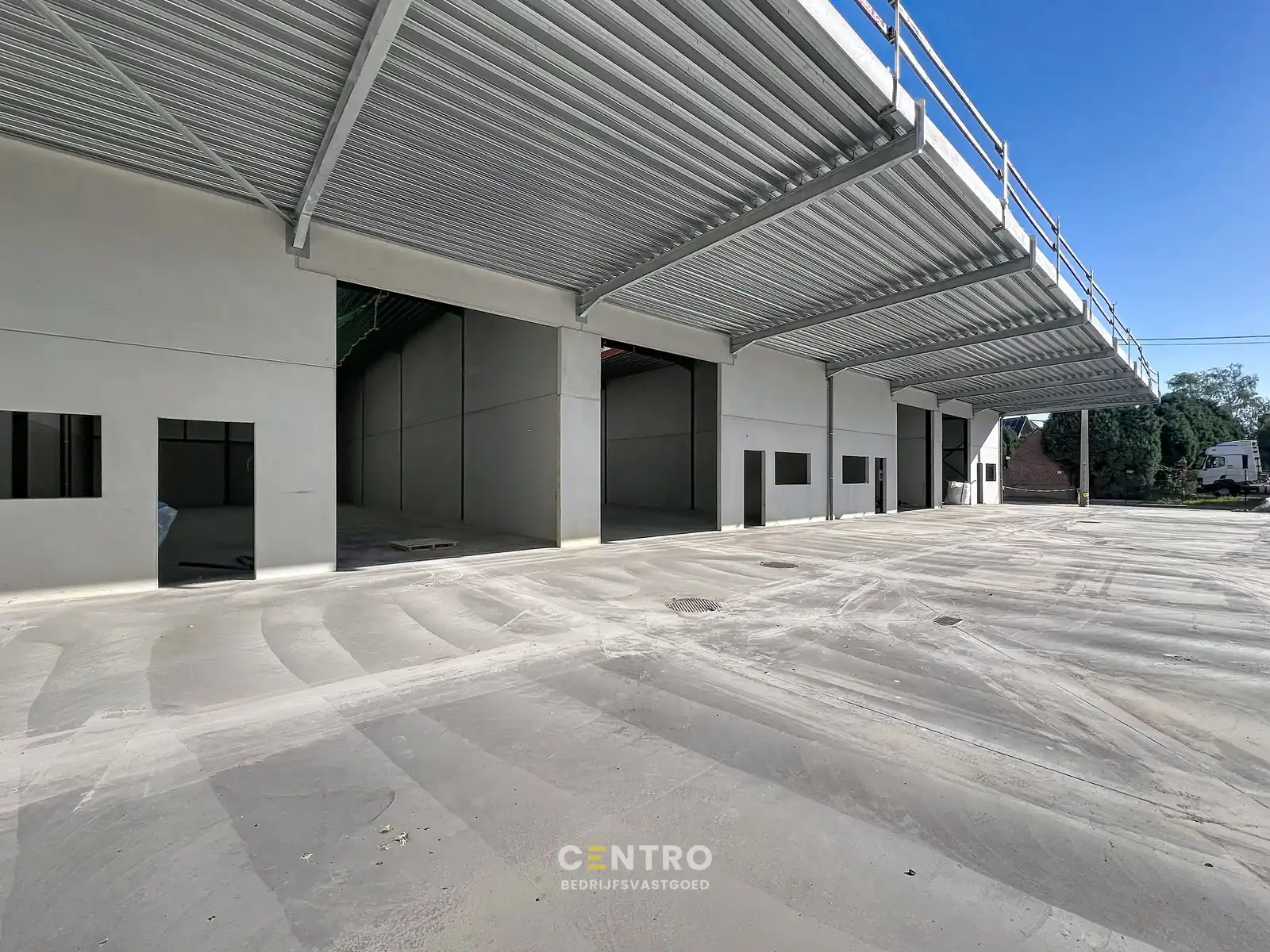Nieuwbouw KMO-units van 221m² TE HUUR (VH van 7m, 2 parkings, aparte loopdeur en raam), te Kerkhove (Avelgem). foto 2
