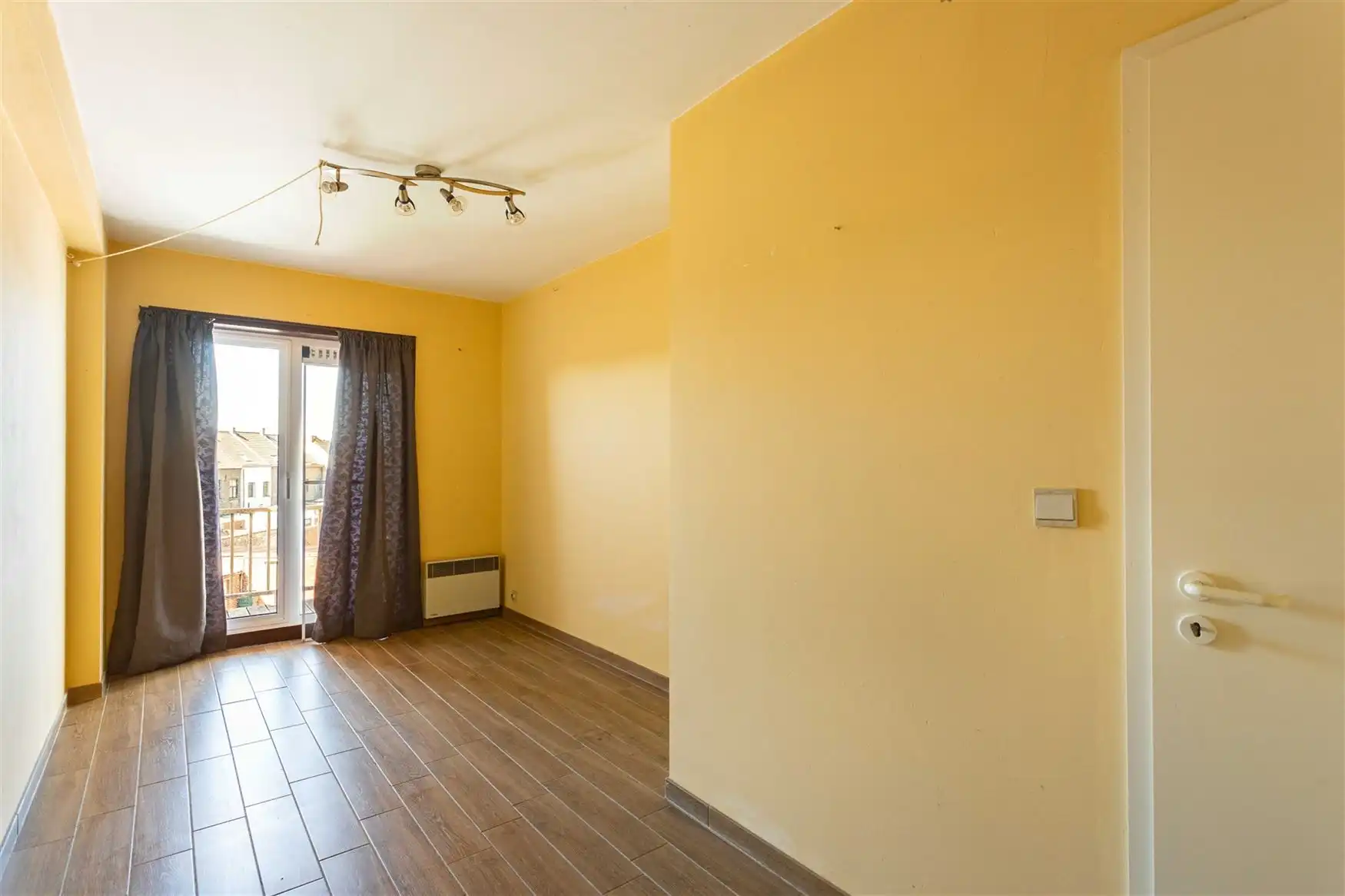 Lichtrijk appartement met garagebox tegenover station Eeklo foto 7