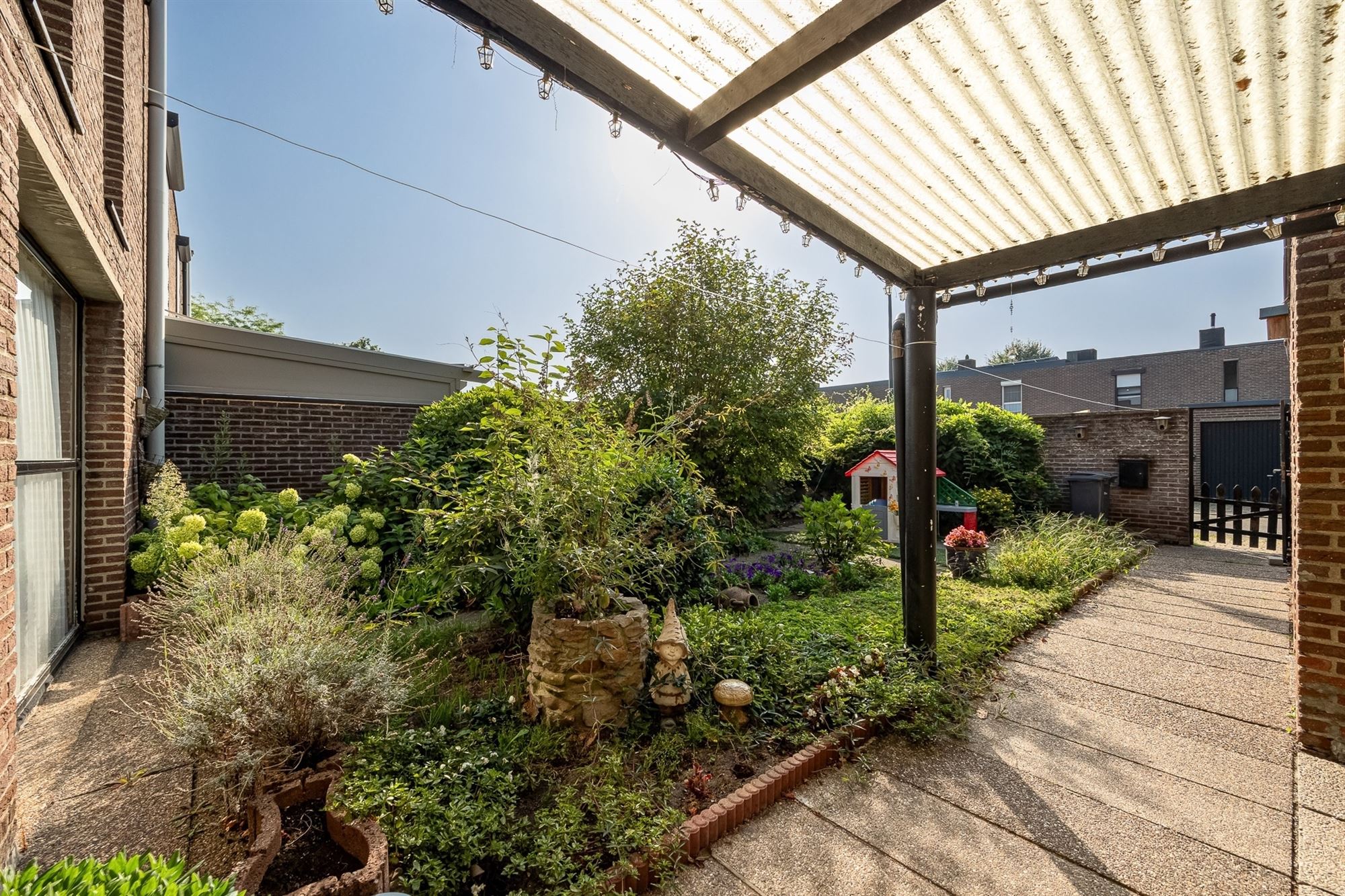 Halfopen gezinswoning met 4 slaapkamers foto 2