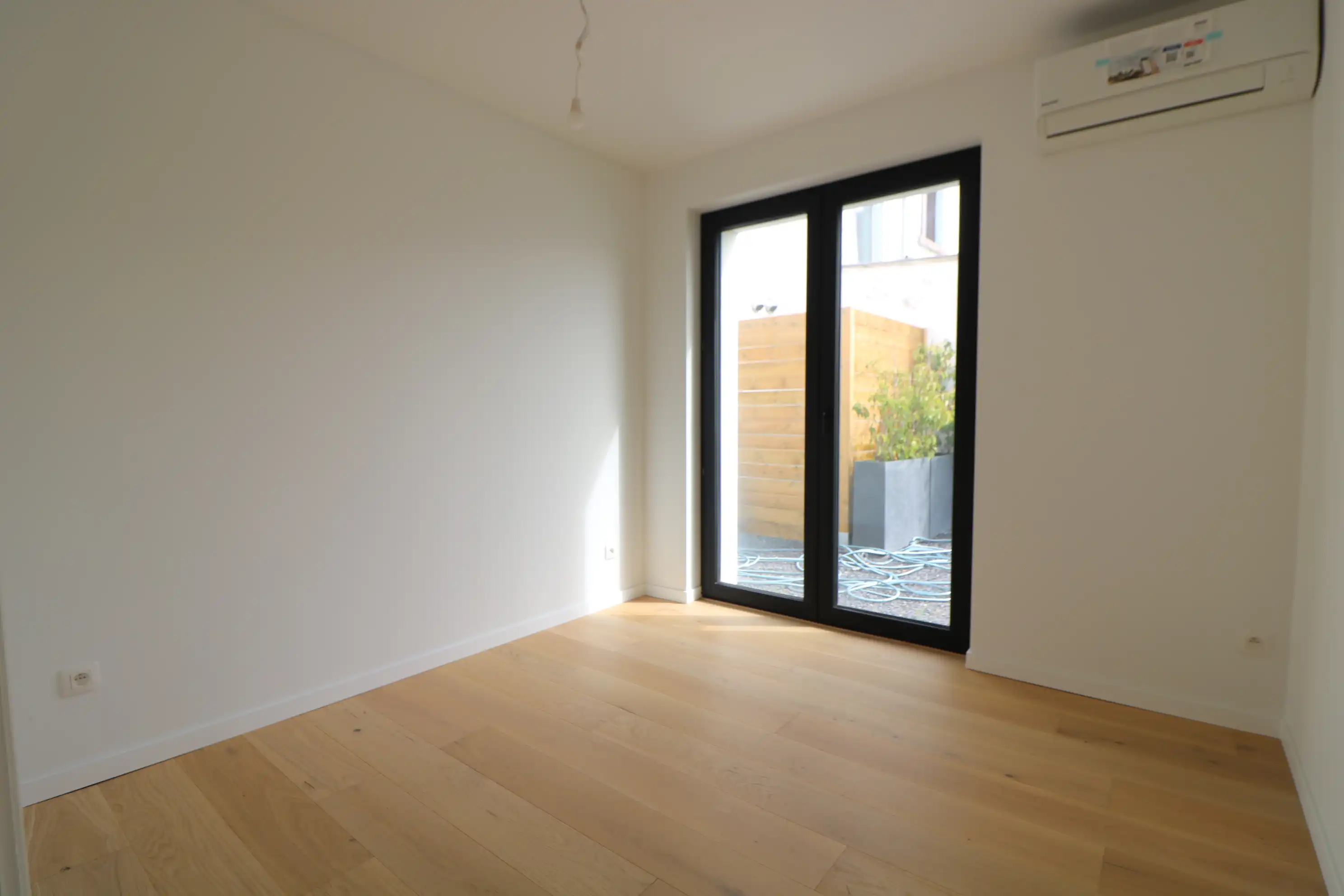 Luxueus gerenoveerd 3-slaapkamerappartement mét garage én zeer grote tuin. foto 5