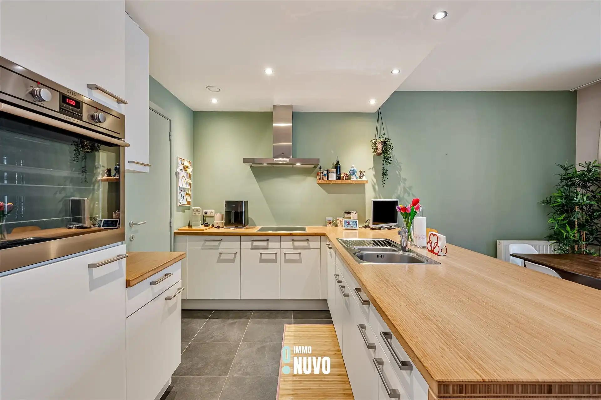 Lichtrijk 2‑slpk appartement in Europese wijk foto 6