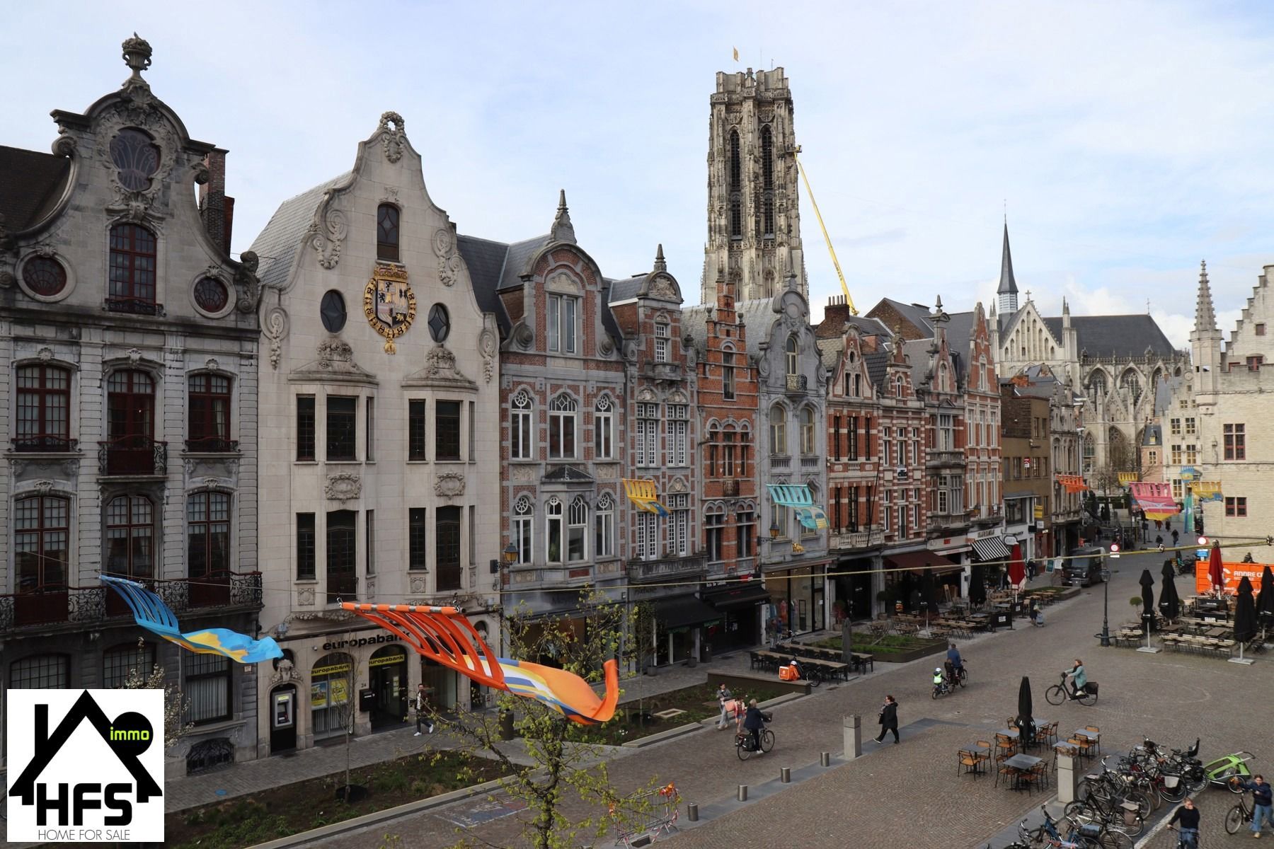 App op topligging op de Ijzerenleen met zicht op de historische gebouwen en Sint Rombouts toren foto 3