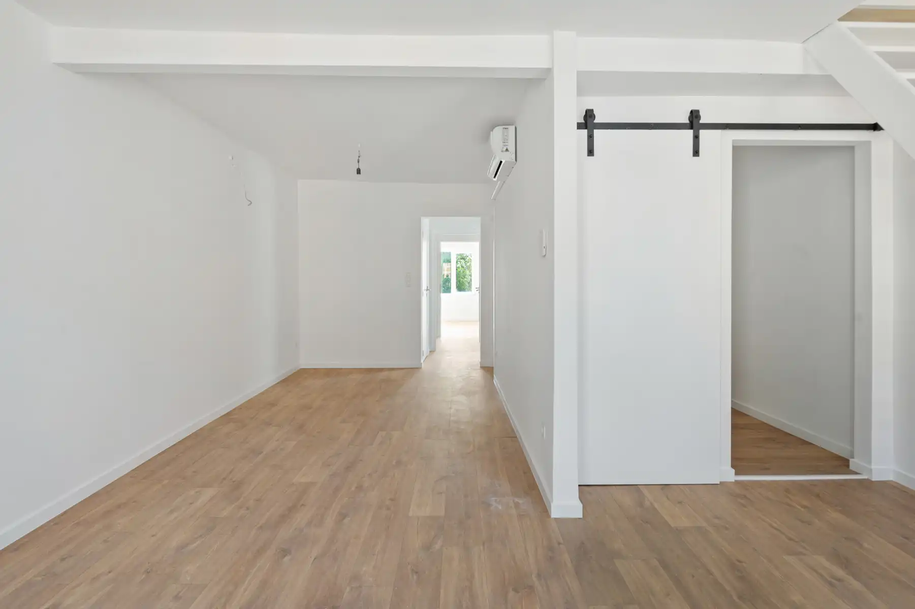 Instapklaar 2slpk-duplexappartement met 2 badkamers, terras en tuin! foto 3