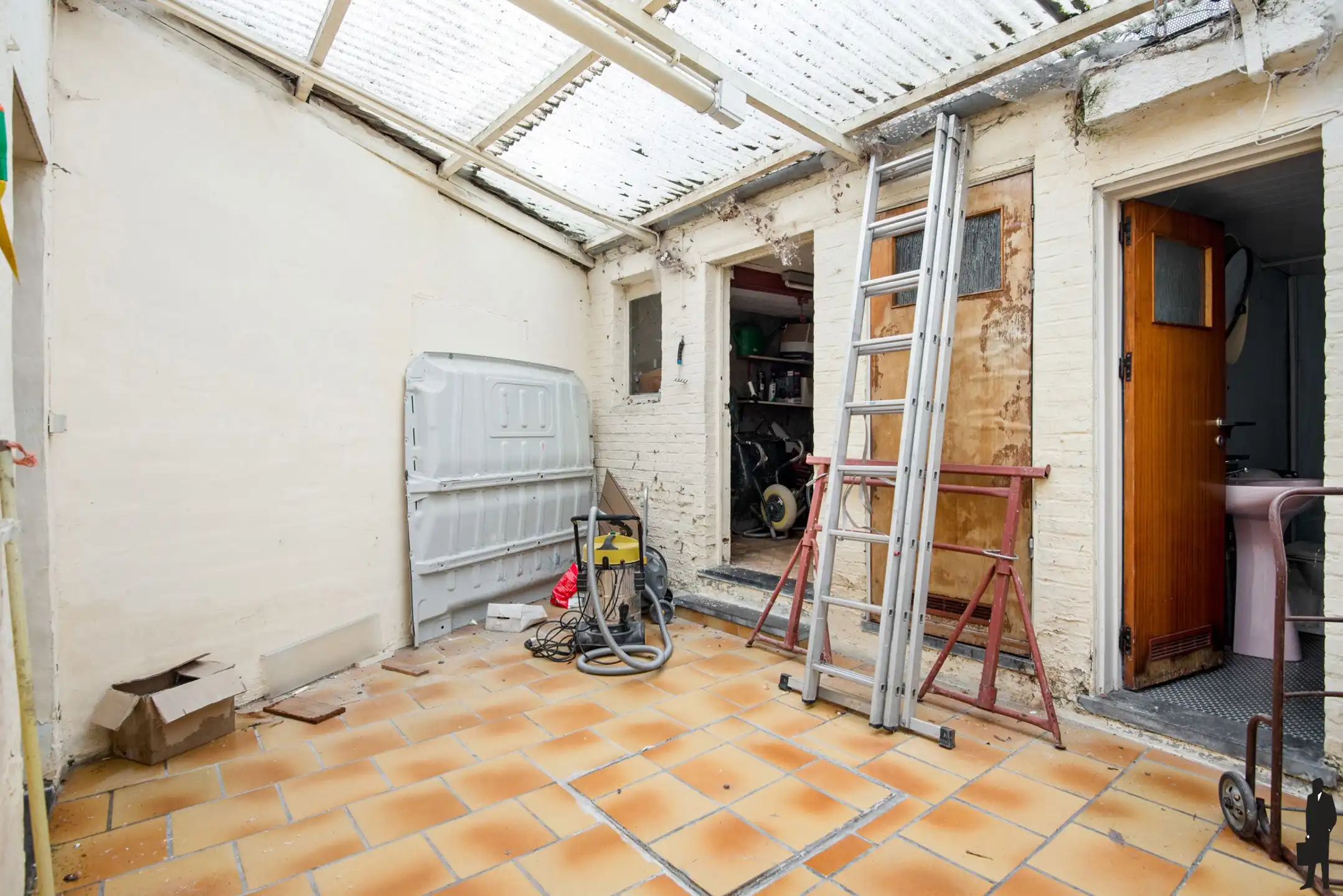 Te renoveren woning pal in het centrum van Hemiksem foto 8