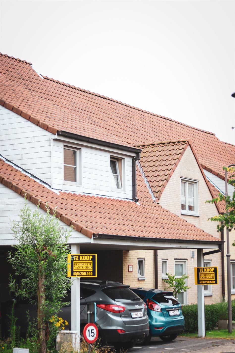 Gesloten bebouwing gelegen in rustige buurt met 4 slaapkamers in De Haan foto {{pictureIndex}}