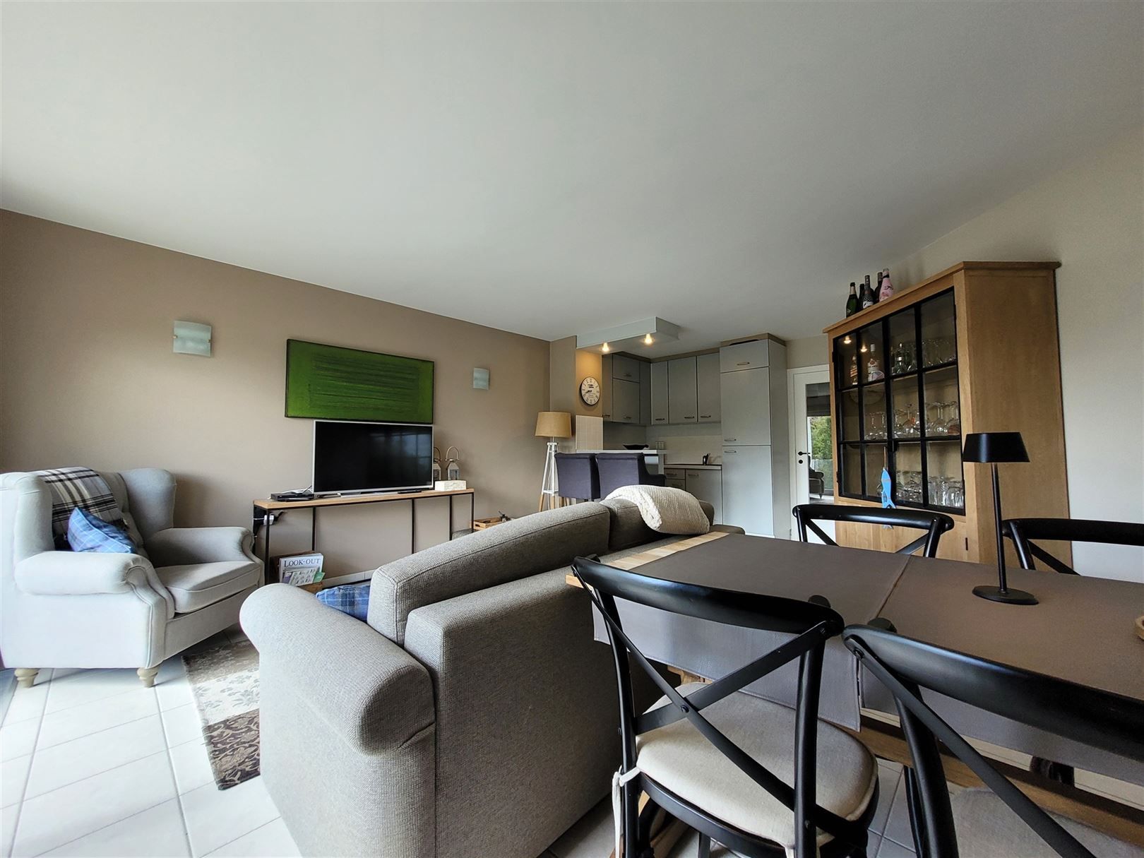 Lichtrijk appartement met garage box foto 9