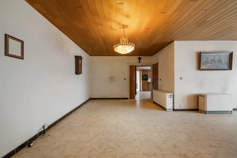 Westrozebeke-centrum. Te renoveren half open bebouwing, uitzonderlijke grote woning met veel bergruimte en garage. Potentieel als woonruimte 165-225m2. Tuin en tuinhuis. foto 5