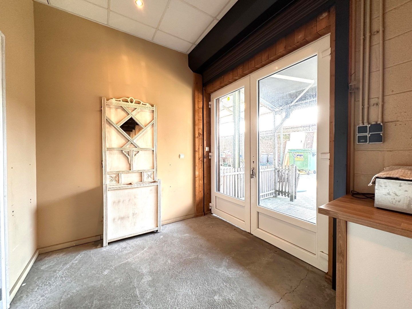 Ruim handelspand met magazijnen, loods, bureelruimte en grote tuin foto 12