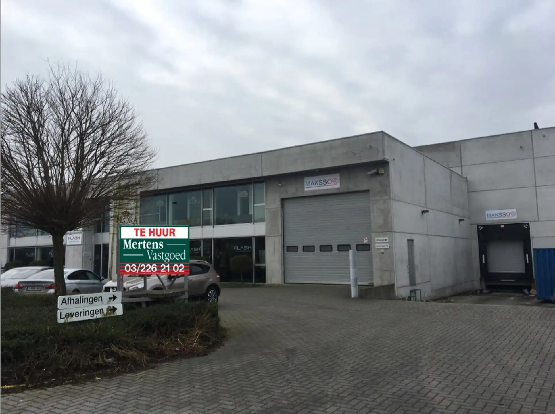 TE HUUR Logistieke magazijnruimte met kantoor/showroom foto {{pictureIndex}}